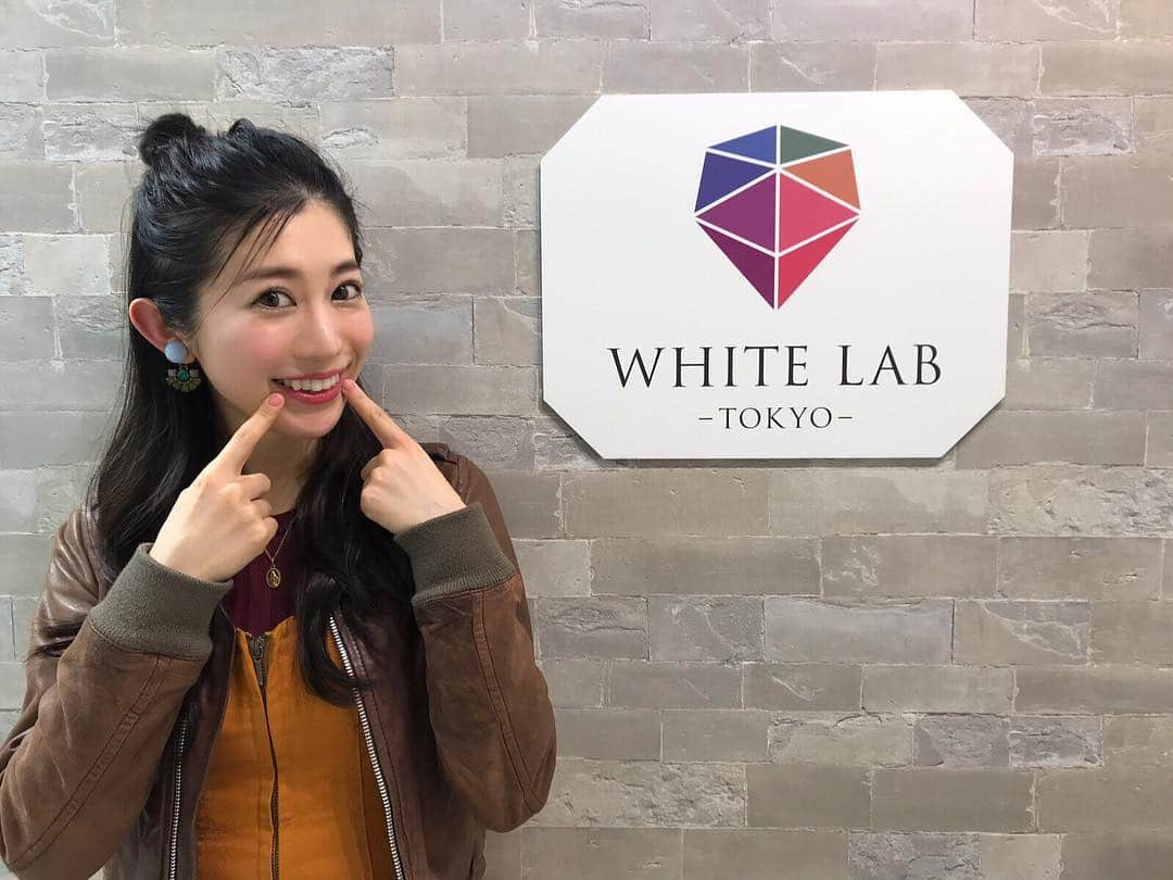 名越涼子さんのインスタグラム写真 - (名越涼子Instagram)「🦷 @whitelabtokyo でメンテナンス。  歯のホワイトニングへ。  歯が白いと赤いリップが映える。 きらーん。 ぴかーん。  沁みない上に ホワイトニング後にすぐご飯を食べられるのが嬉しい。 しかも醤油・ソースなど色ものも🙆‍♀️ ホワイトニング後すぐに しっかりご飯たべました🍚  食いしん坊さんおすすめ🤤  一一一一一一一一一一一一一一一一一一一一一一一一一一一一 #tooth#歯のホワイトニング#ホワイトラボ東京#tokyo#ホワイトニング#メンテナンス#whitening#whiteningteeth#white#beauty#ビューティ#歯のエステ#渋谷#銀座#shibuya#ginza#クリニック#clinic」3月25日 12時41分 - nagoshi_ryo