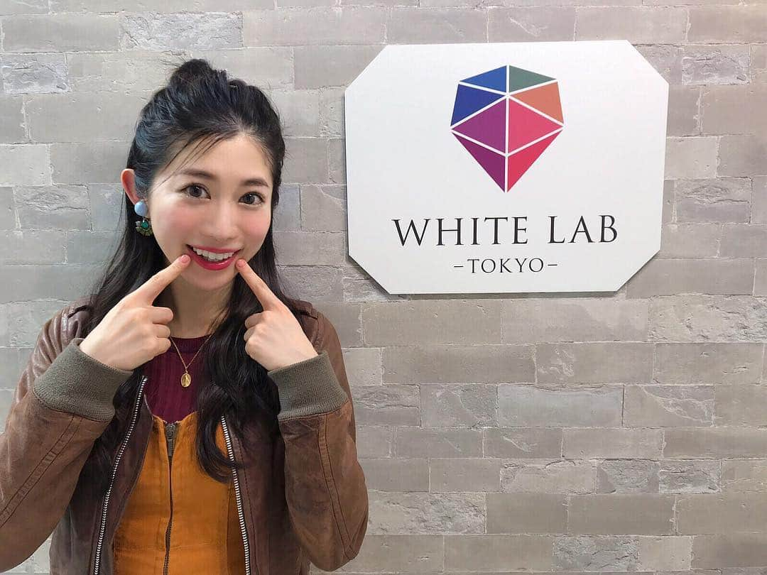 名越涼子さんのインスタグラム写真 - (名越涼子Instagram)「🦷 @whitelabtokyo でメンテナンス。  歯のホワイトニングへ。  歯が白いと赤いリップが映える。 きらーん。 ぴかーん。  沁みない上に ホワイトニング後にすぐご飯を食べられるのが嬉しい。 しかも醤油・ソースなど色ものも🙆‍♀️ ホワイトニング後すぐに しっかりご飯たべました🍚  食いしん坊さんおすすめ🤤  一一一一一一一一一一一一一一一一一一一一一一一一一一一一 #tooth#歯のホワイトニング#ホワイトラボ東京#tokyo#ホワイトニング#メンテナンス#whitening#whiteningteeth#white#beauty#ビューティ#歯のエステ#渋谷#銀座#shibuya#ginza#クリニック#clinic」3月25日 12時41分 - nagoshi_ryo