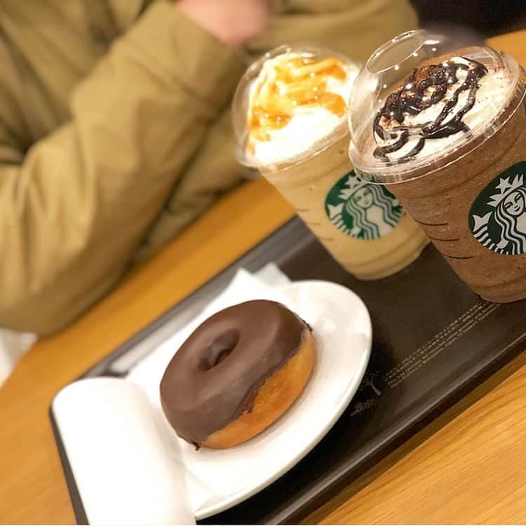 のインスタグラム：「. こんにちは！ 今日は美容科の小倉が、東京B×artの学校生活をご紹介☺️ . 放課後に友達とスタバ☕️ . 学校から徒歩1、2分の所にスタバがあるので、ついつい寄っちゃいます . バイト代が入った日はちょっとリッチにスイーツ食べたりね🍩 . お金の使いすぎには注意したいです💸 . よかったら私のインスタもフォローお願いします . @iam__chika_ . . #東京ビューティーアート #オープンキャンパス #美容師 #ヘアメイク #ネイル #エステ #アイリスト #マツエク #モデル #トータルビューティー #美容学校 #美容学生 #JNA#認定校 #スターバック #starbucks #ドーナツ #instafood #instagood #instaphoto #スタバ #放課後」