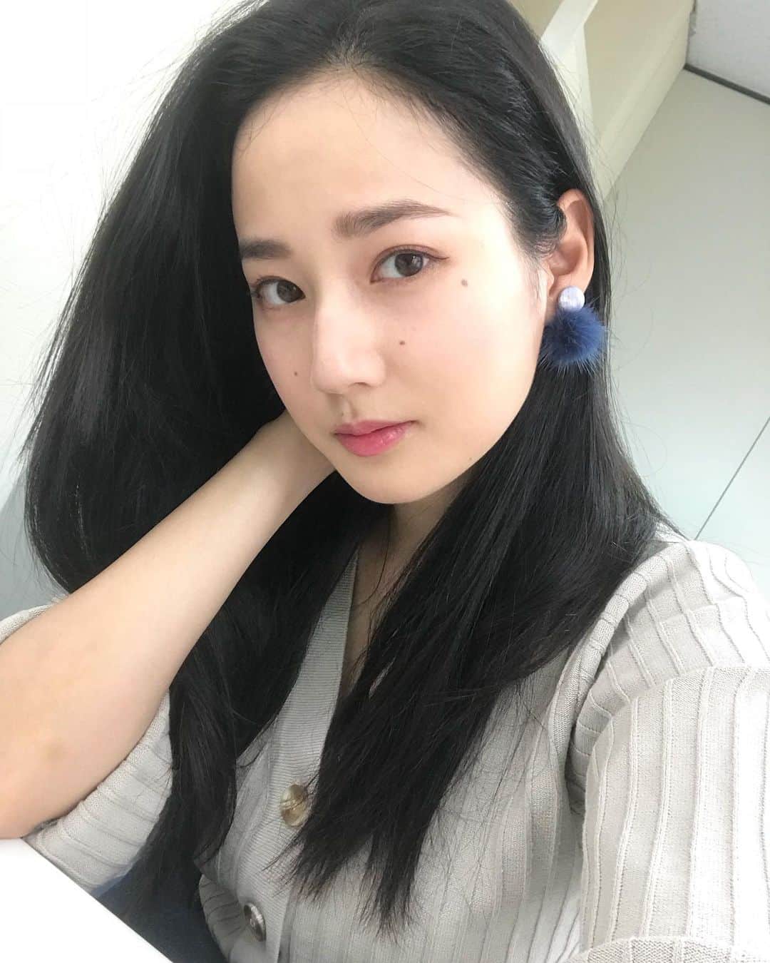 高嶋香帆のインスタグラム：「機嫌悪くないよ、朝から掃除して爽やかな気持ちです。 メイク濃い目は濃い目で好きよ。 . 本日も素敵な一日を！！ . #japanesegirl #asiangirls #ビジョビ #黒髪 #黒髪女子 #黒髪ロング #メイク好き」