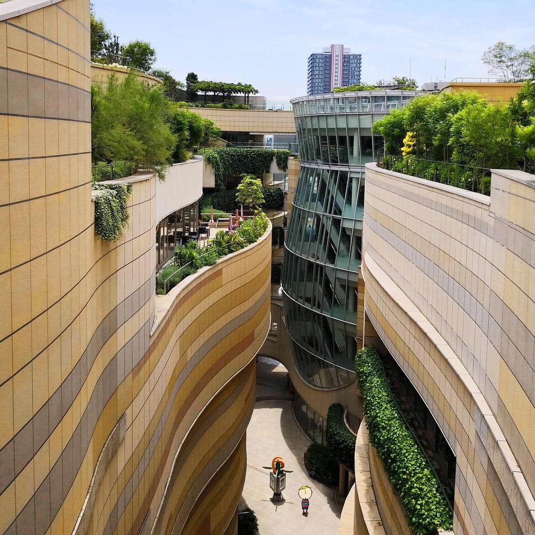 のインスタグラム：「The Namba Parks shopping complex looks so neat inside and out. The top of the building is a really nice urban park too, so sometimes I like to get a drink and relax on the roof.  なんともユニークな形をした「なんばパークスガーデン」 都市の中でも安らげる公園が屋上にあるんやで☆ ポカポカ陽気でドリンク片手に一休みするのも、ボクのおすすめ☆ . #nambaparks #osakaarchitecture #osakashopping #なんばパークス #なんば #withOsakaBob #OSAKA #maido」