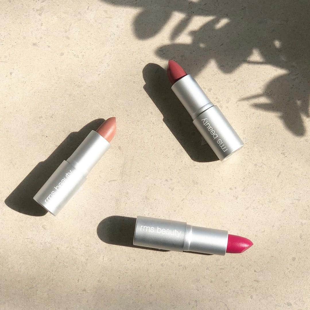 のインスタグラム：「⠀ ⠀ 3/20(水)より数量限定発売❣️ 高発色な仕上りの、リップスティックミニサイズセットが登場✨ ⠀ ⠀ 寒い冬を越え、あたたかな光が差し込む季節と 高まる気分にぴったり💐 ⠀  フェミニンでありながら意思の強さを感じられる女性をイメージした、3色のリップスティックのミニサイズセット。 ⠀ するすると唇にのび密着力が高く、毎日つけたくなる使い心地です。 ⠀ ⠀ ミニサイズなので、ポーチに入れて気分で使い分けるのもオススメです💕 ⠀ 【セット内容】 ⠀ ・unmistakable(アンミステイカブル)…どんなシーンにもマッチする絶妙なヌー ドベージュ【日本初上陸カラー】 ⠀ ・temptation(テンプテーション)…上品で魅惑的なクラシックピンクモーヴ ⠀ ・masquerade(マスカレード)…クールに恋をもてあそぶ華やかなオペラピンク【日本初上陸カラー】  rms beautyミニリップスティックセット  1.8g×3本 3,800円＋税 ⠀ @rmsbeautyjapan ⠀ ⠀ #cosmekitchen #コスメキッチン #makeupkitchen #make↗kitchen  #メイクアップキッチン #rmsbeauty #rms #リップ #リップスティック #ミニリップスティック #オーガニックコスメ #ナチュラルコスメ #メイク #美容 ⠀」