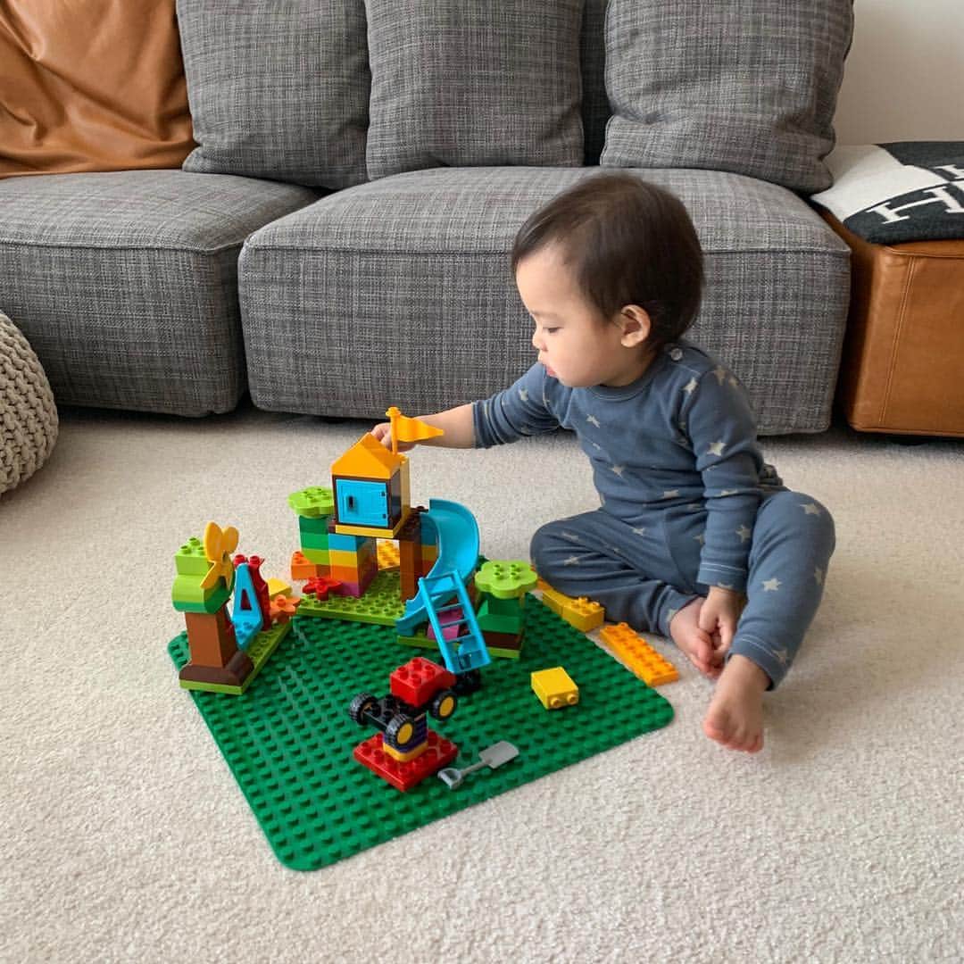 春名亜美さんのインスタグラム写真 - (春名亜美Instagram)「LEGOのデュプロに夢中〜🌈 LEGOって、大人も作るのに夢中になってしまうくらい楽しい🥰 デュプロはパーツが大きいから、1歳くらいから遊べるけど、結局長男も未だにデュプロで遊んでるから、長く重宝するおもちゃ🧰 色々組み合わせることで、創造力も豊かになるから、私はプレゼントでもよく贈ります🎁 ・ ・ ・ #lego #legoduplo #duplo #レゴ #レゴデュプロ  #デュプロ #次男 #1歳8ヶ月 #1yearsold」3月25日 12時53分 - amiharunaami