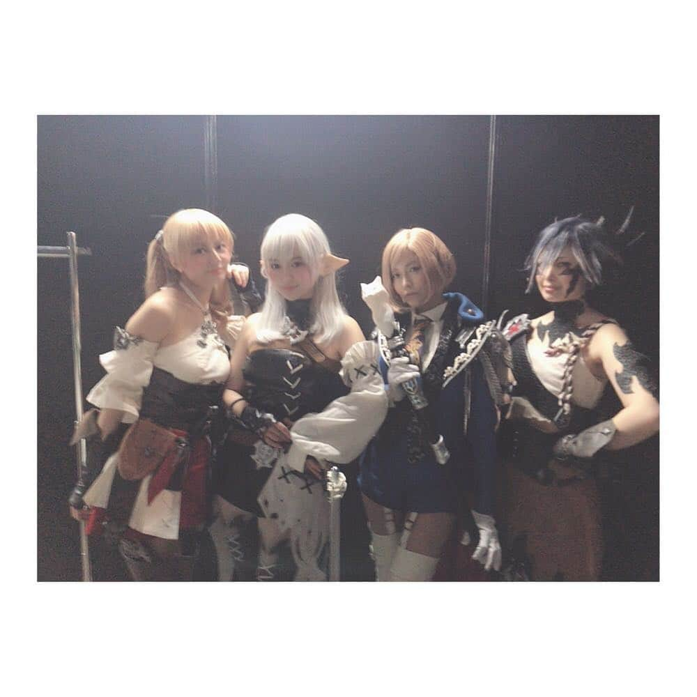 葉月ゆめさんのインスタグラム写真 - (葉月ゆめInstagram)「【FAINAL FANTASY XIV FANFESTIVAL 2019】 エレゼン♀の公式コスプレイヤーとして 参加させていただきました 👩🏻‍🦳💗 色々な種族が集まって並ぶと迫力がありますね ・ ・ いつもインすると仲よくして下さるフレンドさんや FF14 Channelを観て下さっていた方など 沢山の方にお声がけいただいて本当に嬉しかったです ✨ 光の戦士の皆さま、2日間ありがとうございました ♡♡ ・ ・ 珍しくたくさん自撮りしたので そちらの方はまたpostします 🤳笑 #ff14 #finalfantasyxiv #ffxiv #ffxivfanfest2019 #game #ファンフェスティバル #コスプレ #コスプレイヤー #幕張メッセ #エレゼン #アウラ #ララフェル #ヒューラン #ミコッテ #ルガディン #青魔道士 #赤魔道士 #ゲーム」3月25日 12時53分 - yume_hazuki