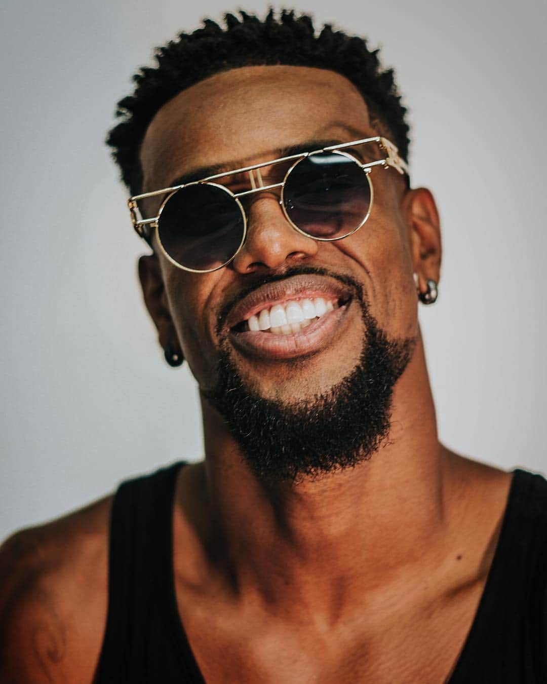 フェリペ・サンタナのインスタグラム：「DEIXE SEU “SORRISO” MUDAR O MUNDO MAS NUNCA DEIXE O MUNDO MUDAR SEU “SORRISO”. - Tupac ⠀ #keepsmiling #sorria #pretinhobasico #opaitaonline #sorriso」