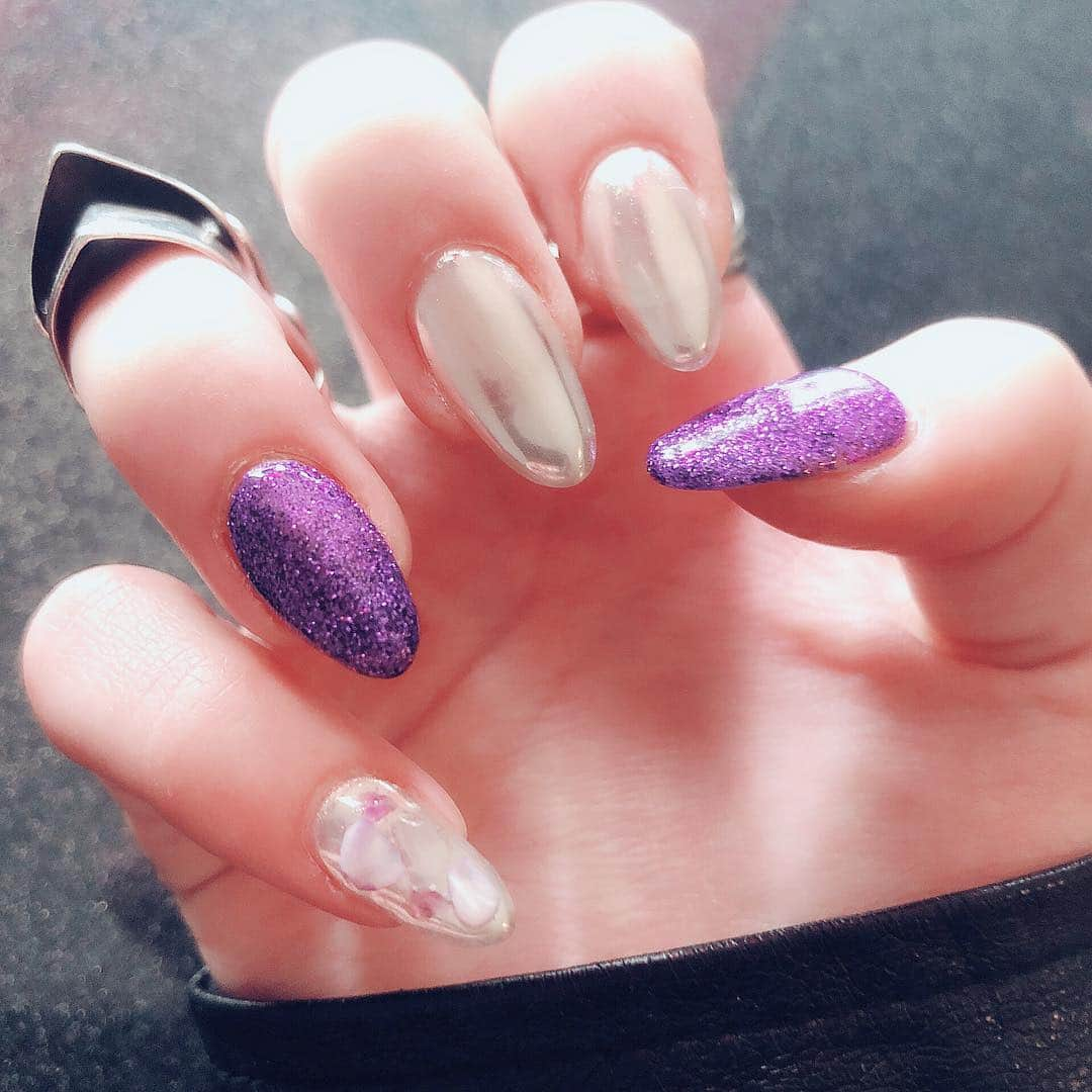 ジャスミンゆまさんのインスタグラム写真 - (ジャスミンゆまInstagram)「♡♡♡ · · · 今回は割とシンプル💜  #newnail #purplenails #紫ネイル #ミラーネイル #シルバーネイル #大理石ネイル #ラメネイル」3月25日 13時04分 - yjw.chos