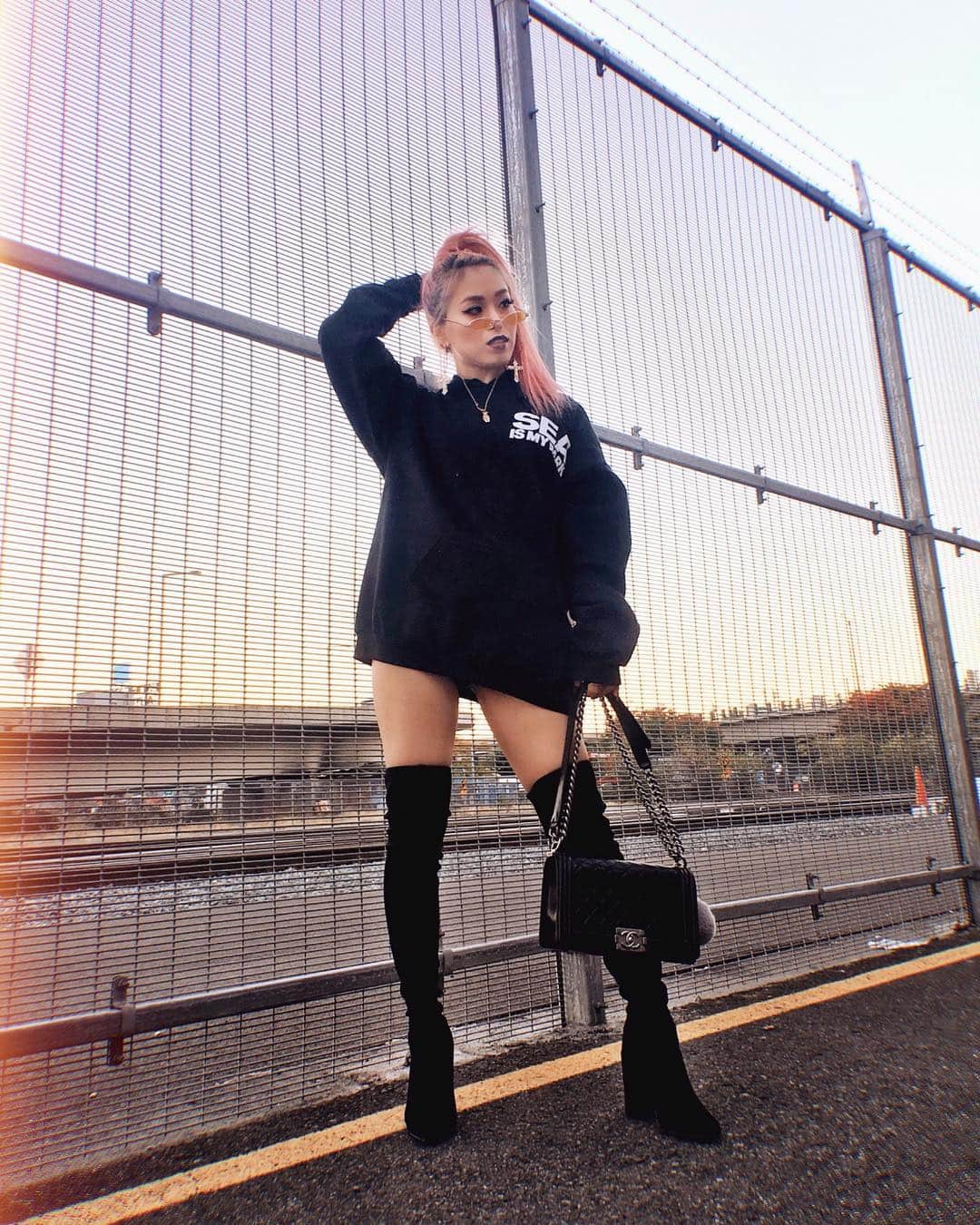 のインスタグラム：「My lazy Sunday look ✖️ I hope you guys enjoyed my 🎹 play on my stories, wishing you a lovely Sunday & fresh new week! 🥰 I’ve decided to keep my short ass natural nails for a month just so I can practice & fuel my soul 🎶 Mann I feel so naked without having those long nails tho lol 🥺🙈 ————— 今日ゎ日曜日だからめっちゃ手抜きのコーデ 🖤  大きめのパーカーにニーハイゎ楽チンコーデの王道♡ 大好き！ でも手抜きの時ゎアクセですぱいすあっぷ。春だけどリップもあえて暗めでエッジを効かせてヘアーもハイポニーでスタイリング✖️ あ、ストーリーにピアノ🎹弾いたの載せたからぜひ見てね✨ 少しでもみんなの心が癒されますよぉーにっ💕🥰✨ ===== #petitefashion #allblackoutfit #babesofmissguided #ivypark #streetfashion #seattle #5feetstyle」