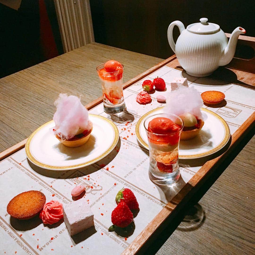 内田絢子さんのインスタグラム写真 - (内田絢子Instagram)「神戸北野ホテル ナイトデザートブッフェ〜🍓いちごジェニック🍓〜 ・ いちごと桜をテーマにした春スイーツがいっぱい。こちらはテーブルオンブッフェスタイルで！満開の桜をイメージしたふわふわのわたあめにティーポットのソースをかけると〜✨ 可愛くて、美味しくて、春爛漫のナイトデザートブッフェ♡  #神戸北野ホテル #ナイトデザートブッフェ #いちごジェニック #4月12日まで#いちごブッフェ #スイーツブッフェ」3月25日 12時58分 - uccijun