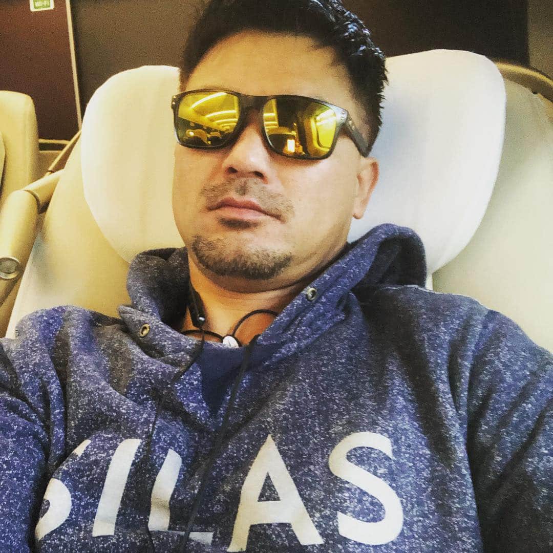 中村譲さんのインスタグラム写真 - (中村譲Instagram)「帰路は空路って思われるくらい豪華なグランクラス。めっちゃ乗ってみたかったやーつ。#金沢 #新幹線 #グランクラス #食事付き #飲み放題 #luxury #shinkansen #looks like private jet🤩」3月25日 12時59分 - joechan1515