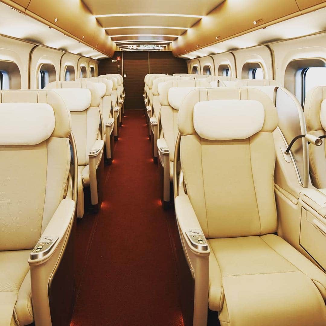 中村譲さんのインスタグラム写真 - (中村譲Instagram)「帰路は空路って思われるくらい豪華なグランクラス。めっちゃ乗ってみたかったやーつ。#金沢 #新幹線 #グランクラス #食事付き #飲み放題 #luxury #shinkansen #looks like private jet🤩」3月25日 12時59分 - joechan1515