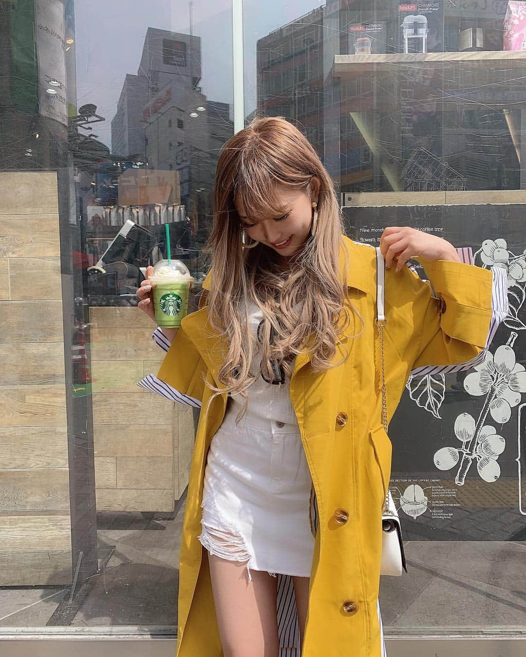 伊藤桃々さんのインスタグラム写真 - (伊藤桃々Instagram)「春コーデ💛💛💛 私服見たいって意見が多かったのでこれから載せていこうかな💭  @emmy18_official のトレンチコートが主役( °꒳° ) コートのしたは @egoist_official 上下( °꒳° ) バッグはプチプラの @forever21  サングラスは @louisvuitton  #egg#eggモデル#伊藤桃々#トレンチコート#海外セレクトショップ#渋谷#スタバ#きょこ #今日のコーデ#コーデ#coordinate#春コーデ#春服 #春#スナップ」3月25日 12時59分 - __peachstagram__