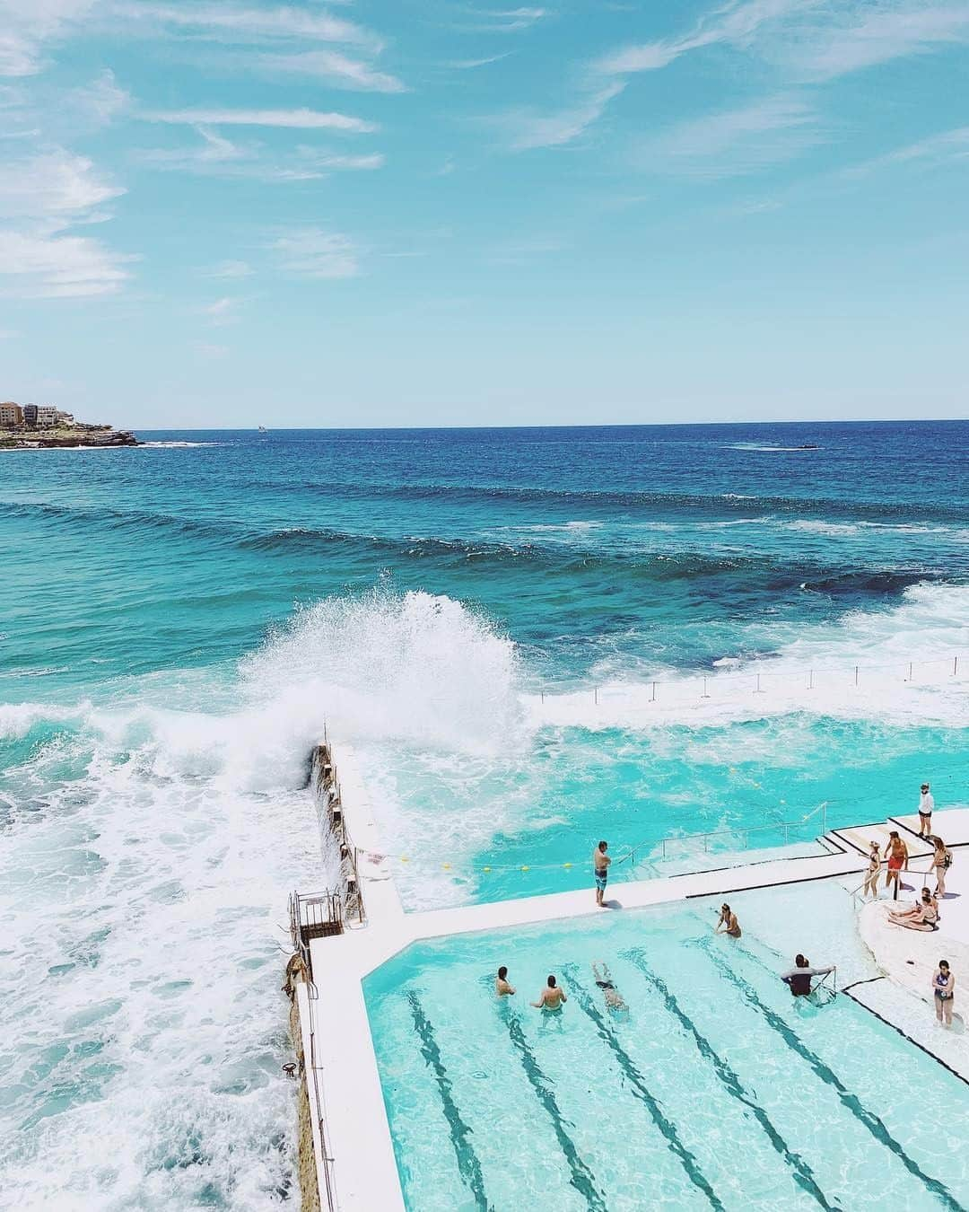 デルタ航空さんのインスタグラム写真 - (デルタ航空Instagram)「Fly nonstop from #LAX to #SYD and swim where the pool meets the ocean. The famous Bondi Beach is known for its iconic beachside pool, open all year round. ⠀⠀⠀⠀⠀⠀⠀⠀⠀ Photo: @jwhooty」3月25日 13時00分 - delta