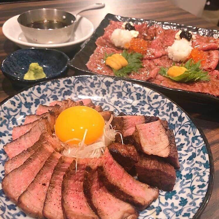 aumoグルメさんのインスタグラム写真 - (aumoグルメInstagram)「. ❤︎ローストビーフ×？？？❤︎ . こちらのローストビーフ ふつうのローストビーフとは少し違うんです🤔 なんと上にはいくらやウニが😳 まさかの組み合わせがたまりません✨ . 写真提供 : @meme_mi_ さん﻿﻿ 素敵なお写真をありがとうございました♡﻿﻿ .﻿﻿ . 店名：『みつ星』 . . あなたが撮影したベストグルメpicに﻿﻿ 「#aumo」を付けて教えて下さいっ☺︎﻿﻿﻿ あなたの投稿が紹介されるかも♪﻿﻿﻿ . aumoアプリは毎日配信！おでかけや最新グルメなどaumo読者が気になる情報が満載♡﻿﻿ ダウンロードはプロフィールのURLから✔︎﻿ (iPhone&Android版) . #愛知グルメ#愛知ランチ#肉スタグラム#みつ星#美食日記#夕飯記録#食べるのもったいない#食べきれない#gourmets#ランチ部#グルメ女子#グルメな人と繋がりたい#グルメ部#グルメ旅#たべすたぐらむ#グルメ好きな人と繋がりたい#おいしいよ#食べもの好きな人と繋がりたい#食べまくり#ごはん記録#美味しいご飯#グルメ女子#グルメ部#グルメ#ランチ🍴#🍚#ごはん記録」3月25日 13時01分 - aumo_gourmet