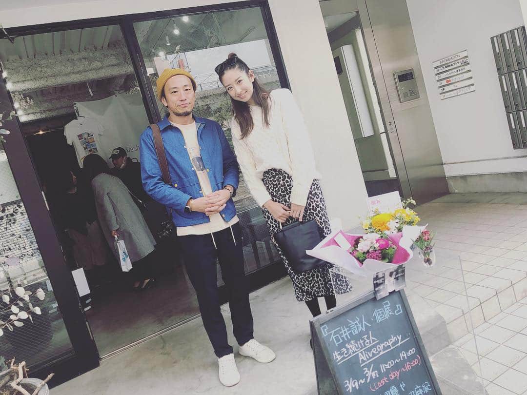 のインスタグラム：「先日、ハワイウェディングの時にお世話になったカメラマン、石井誠人さんの個展にお邪魔させて頂きました。 石井さんはアライブフォトグラファーとしても活動されています。  死を宣告された方、難病を患っている方。 今を生きる力強さや笑顔、その一瞬一瞬を写真に収められています。 どの写真を観ても、心がグッとなりました。 悲しいとも可哀想とも違う、心の動き。 すごいな、と言う言葉しか出てきませんでした。（自分の語彙力の無さが虚しい。。） 自分がもし余命宣告を受け、死を待つのみの時間を過ごさなければいけない時、こんな笑顔になれるのかな、とも考えました。 でも、残りの時間が分かっているからこそ、全ての時間を全力で生きる大切さを知っているのであり、故に生まれた表情が笑顔であるという事に「生きること」の本質が見えたような気がしました。  本当に素敵な写真を撮られるカメラマンさんです。 皆さんもぜひ石井さんの写真をご覧になってください！  #石井誠人 #カメラマン #個展 #アライブフォトグラファー #また個展行きたいです」