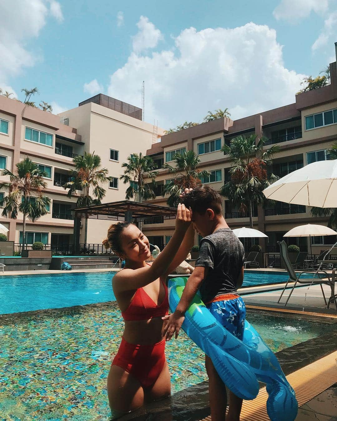 RIEHATAさんのインスタグラム写真 - (RIEHATAInstagram)「mommy & son ☀️☺️ he wanted me to style his hair with the water lol 🏝🐳 #マミーバイキンマンみたいにしてぇの図 📸: my sister🙏」3月25日 13時06分 - riehata