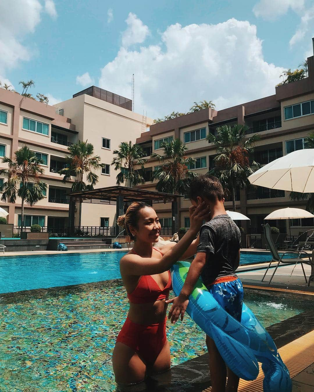 RIEHATAさんのインスタグラム写真 - (RIEHATAInstagram)「mommy & son ☀️☺️ he wanted me to style his hair with the water lol 🏝🐳 #マミーバイキンマンみたいにしてぇの図 📸: my sister🙏」3月25日 13時06分 - riehata