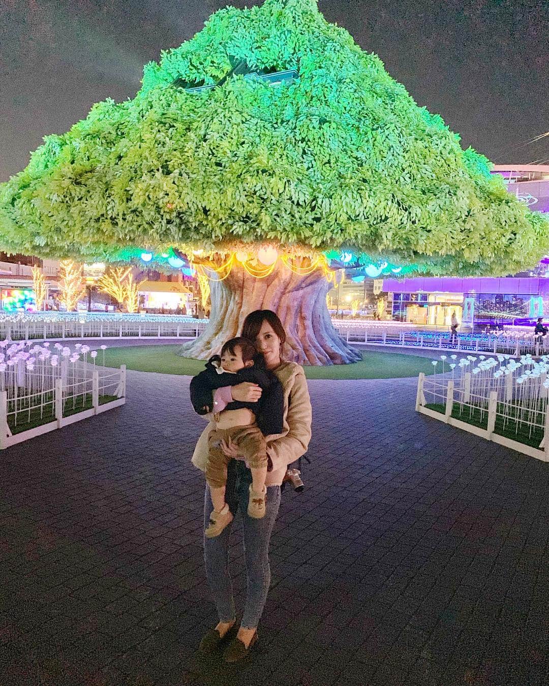 奥山絵里奈さんのインスタグラム写真 - (奥山絵里奈Instagram)「#大井競馬場イルミネーション へ！ 広大な#競馬場 をめいいっぱい使った#イルミネーション でした！ 沢山歩いた笑 沢山ゾーンがあって、テーマは#和 のものが多かった！ #イルミネーション の時期も終わりなので人もあまりいなくて良かったです！ 子供も沢山歩けて楽しそうでした！ 映像とイルミネーションのコラボスペースが特に子供は喜んでたかな💫  #tokyocitykeiba #illumination #子供とお出かけ #イルミネーション2019 #赤ちゃんとお出かけ #大井町 #大井競馬場 #1歳4ヶ月 #競馬場デート #イルミネーションデート #東京シティ競馬」3月25日 13時07分 - erinaokuyama