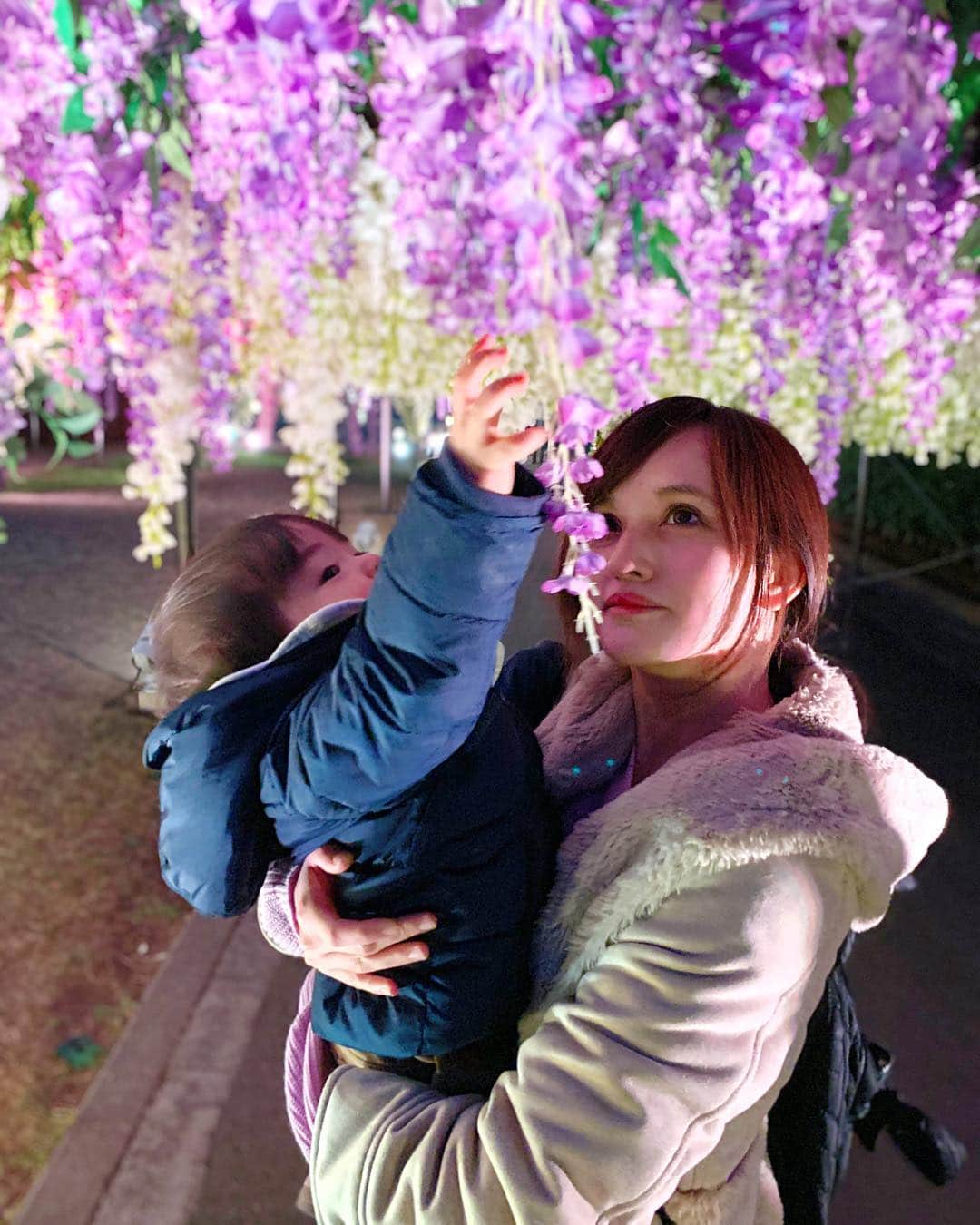 のインスタグラム：「#大井競馬場イルミネーション へ！ 広大な#競馬場 をめいいっぱい使った#イルミネーション でした！ 沢山歩いた笑 沢山ゾーンがあって、テーマは#和 のものが多かった！ #イルミネーション の時期も終わりなので人もあまりいなくて良かったです！ 子供も沢山歩けて楽しそうでした！ 映像とイルミネーションのコラボスペースが特に子供は喜んでたかな💫  #tokyocitykeiba #illumination #子供とお出かけ #イルミネーション2019 #赤ちゃんとお出かけ #大井町 #大井競馬場 #1歳4ヶ月 #競馬場デート #イルミネーションデート #東京シティ競馬」