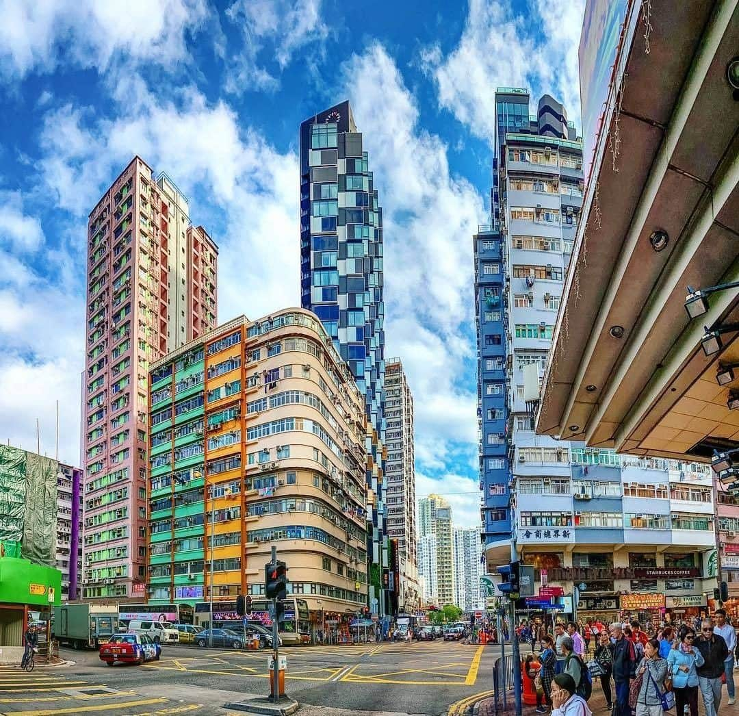 Discover Hong Kongさんのインスタグラム写真 - (Discover Hong KongInstagram)「Loving these vibrant colours in Mong Kok! 旺角街景色彩鮮明，真是賞心悅目！ モンコックのカラフルな街並み。 📷: @mark_lehmkuhler #DiscoverHongKong #repost」3月25日 13時10分 - discoverhongkong