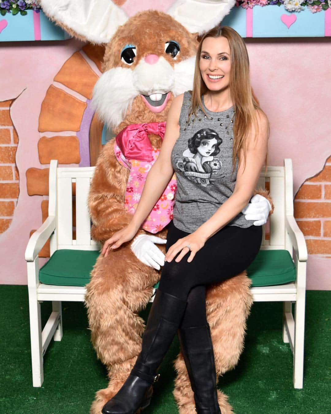 ターニャ・テイトさんのインスタグラム写真 - (ターニャ・テイトInstagram)「Always got to love sitting on the knee of something big and fluffy. It’s nearly that time of year. Who is planning to meet Easter Bunny this year... even if it’s only in your dreams 😜🙈🐣🐰 #tanyatate #queentanyatate #easterbunny #tanyatateeasterbunny」3月25日 13時12分 - tanyatate