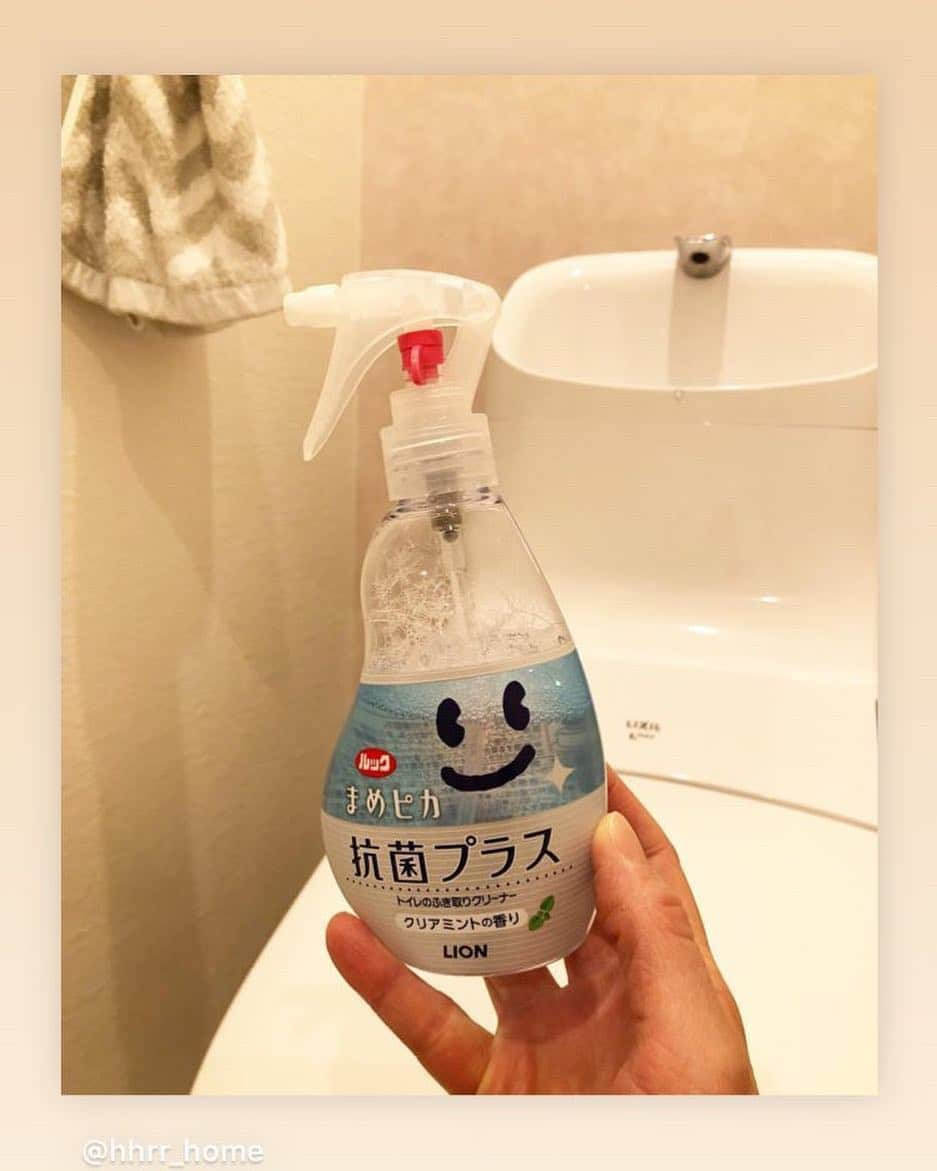 【公式】ルック 防カビくん煙剤さんのインスタグラム写真 - (【公式】ルック 防カビくん煙剤Instagram)「. #regram @hhrr_home * * #今日の掃除 #夜掃除 こんばんは✰ 今夜はささっとトイレ掃除^ ^ 本当は毎日やらないといけない箇所なのに、日々の忙しさに負けてつい2〜3日に1回になってしまう…反省。 特に我が家は私以外男子なので、気をつけないとなぁと思いながら… * 普段週末に念入り掃除をしますが、平日のささっと掃除はまめピカで♡ 前の賃貸でも使ってましたが、今の方が断然減りが早い！(笑) トイレットペーパーで簡単に拭けるので重宝してます^ ^ * そろそろクエン酸パックやろうかなぁ。 * 写真は2階のトイレ。 旦那さんの強い希望で二階にもトイレを設置しました！ 背面のピンクの壁紙がツボです^ ^ *  #マイホーム#マイホーム記録 #まめピカ #まめぴか #トイレ掃除 #こそうじ#シンプルライフ #シンプルホーム #シンプルライフに憧れる #簡単掃除#トイレの神様#いるかなぁ#明日も頑張ろう#2階トイレ#壁紙クロス」3月25日 13時21分 - look.plus_official