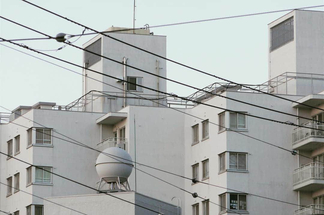 石山蓮華のインスタグラム：「ビルの角をつなぐ #いい電線 #電線 #給水タンク #電線礼讃  今夜22時から #渋谷のラジオ 最終回です🌸 オープンスタジオで会えるのも今日が最後！聴いてね！ 明日の朝は @ntvzip 出演します。 上京された方に地元から持ってきたモノへの思いをインタビューしました📦お見逃しなく！」