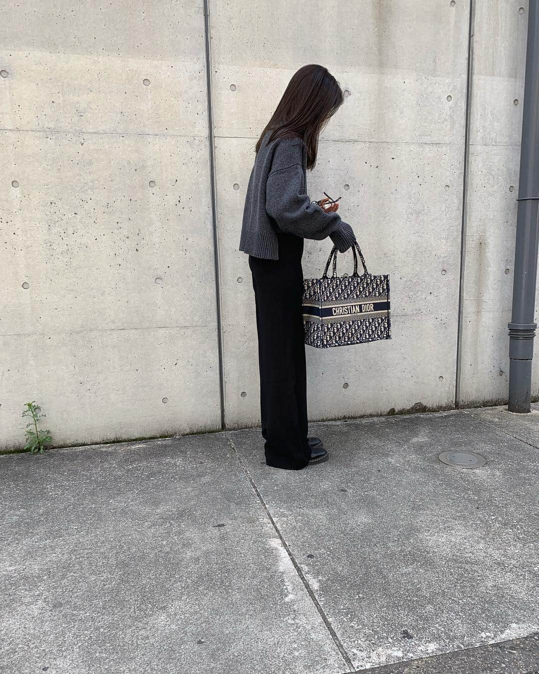 新木優子さんのインスタグラム写真 - (新木優子Instagram)「いつかの私服  coat : oldceline knit : @zara  pants : @zara  bag : @dior  shoes : @drmartens_japan  よく見ると、、目をつぶってる、、よ👀」3月25日 13時27分 - yuuuuukko_