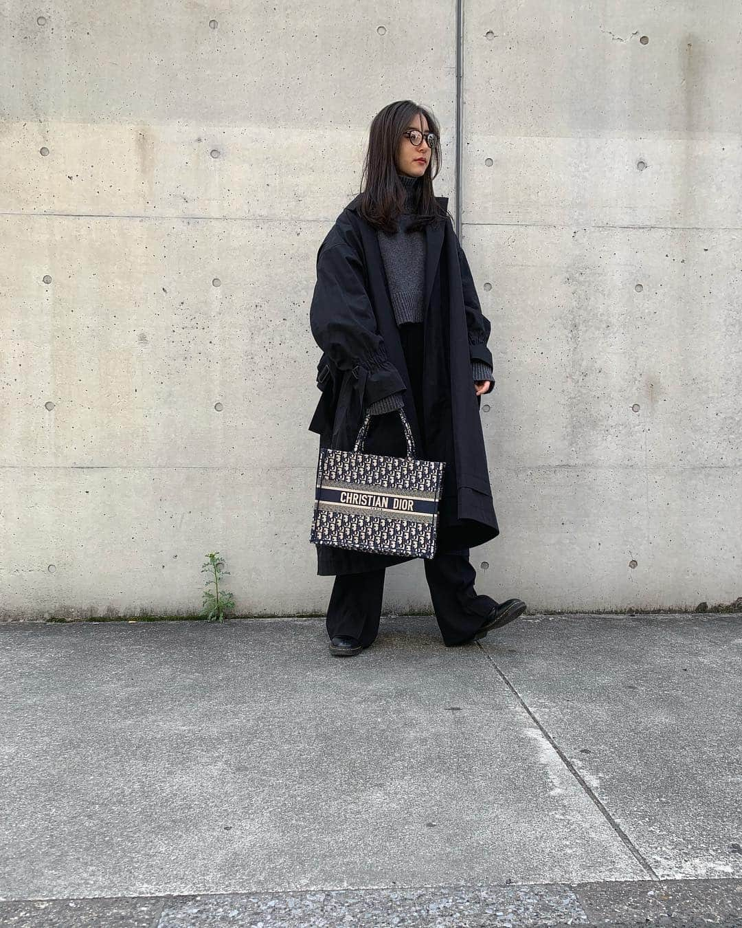 新木優子さんのインスタグラム写真 - (新木優子Instagram)「いつかの私服  coat : oldceline knit : @zara  pants : @zara  bag : @dior  shoes : @drmartens_japan  よく見ると、、目をつぶってる、、よ👀」3月25日 13時27分 - yuuuuukko_