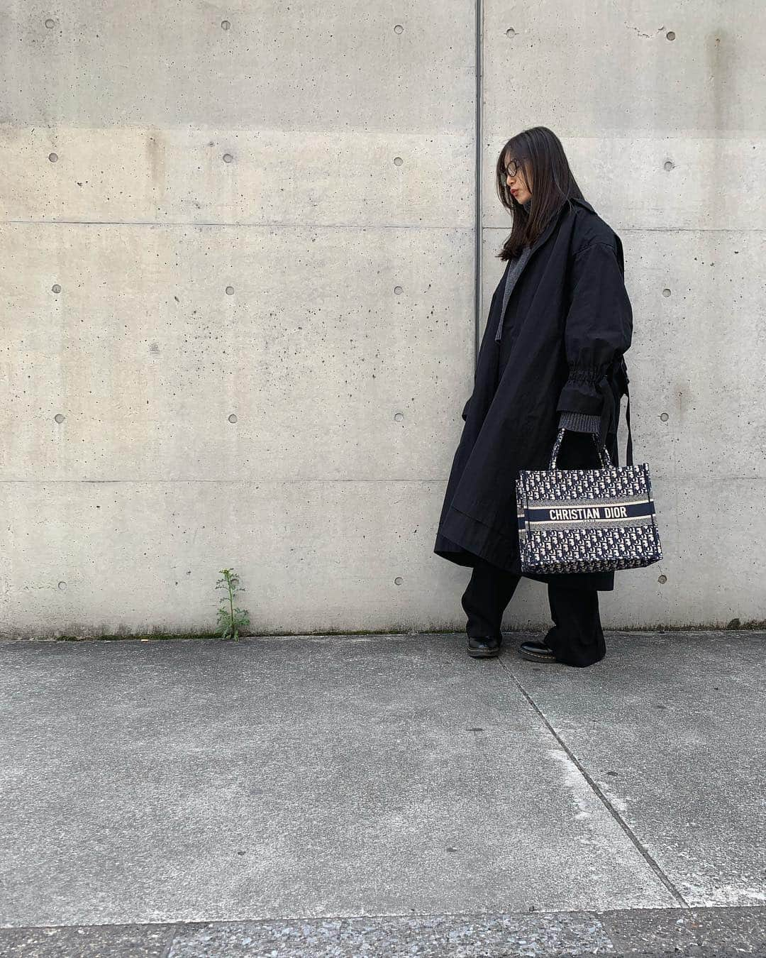 新木優子さんのインスタグラム写真 - (新木優子Instagram)「いつかの私服  coat : oldceline knit : @zara  pants : @zara  bag : @dior  shoes : @drmartens_japan  よく見ると、、目をつぶってる、、よ👀」3月25日 13時27分 - yuuuuukko_