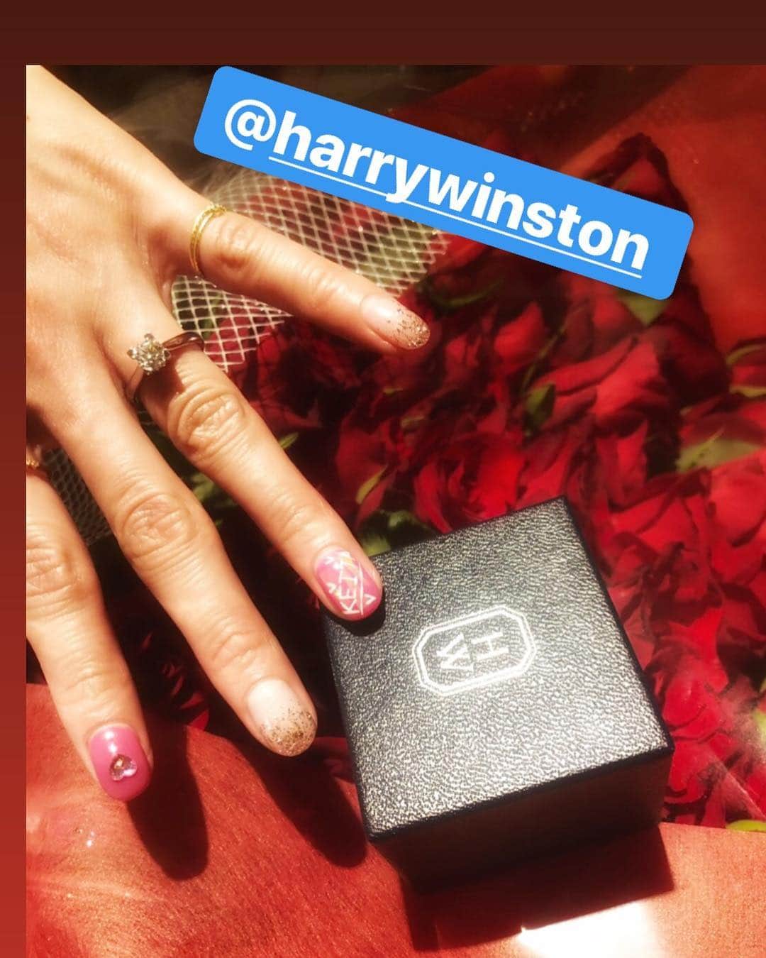 間宮梨花さんのインスタグラム写真 - (間宮梨花Instagram)「婚約指輪ゎ @harrywinston ❤️❤️❤️❤️ 一生宝物、、、🥺💕💕 全ての願いを叶えてくれました💕💕 #ハリーウィンストン  #harrywinston  #婚約指輪 #幸せ」3月25日 13時28分 - rika_aizawa0329