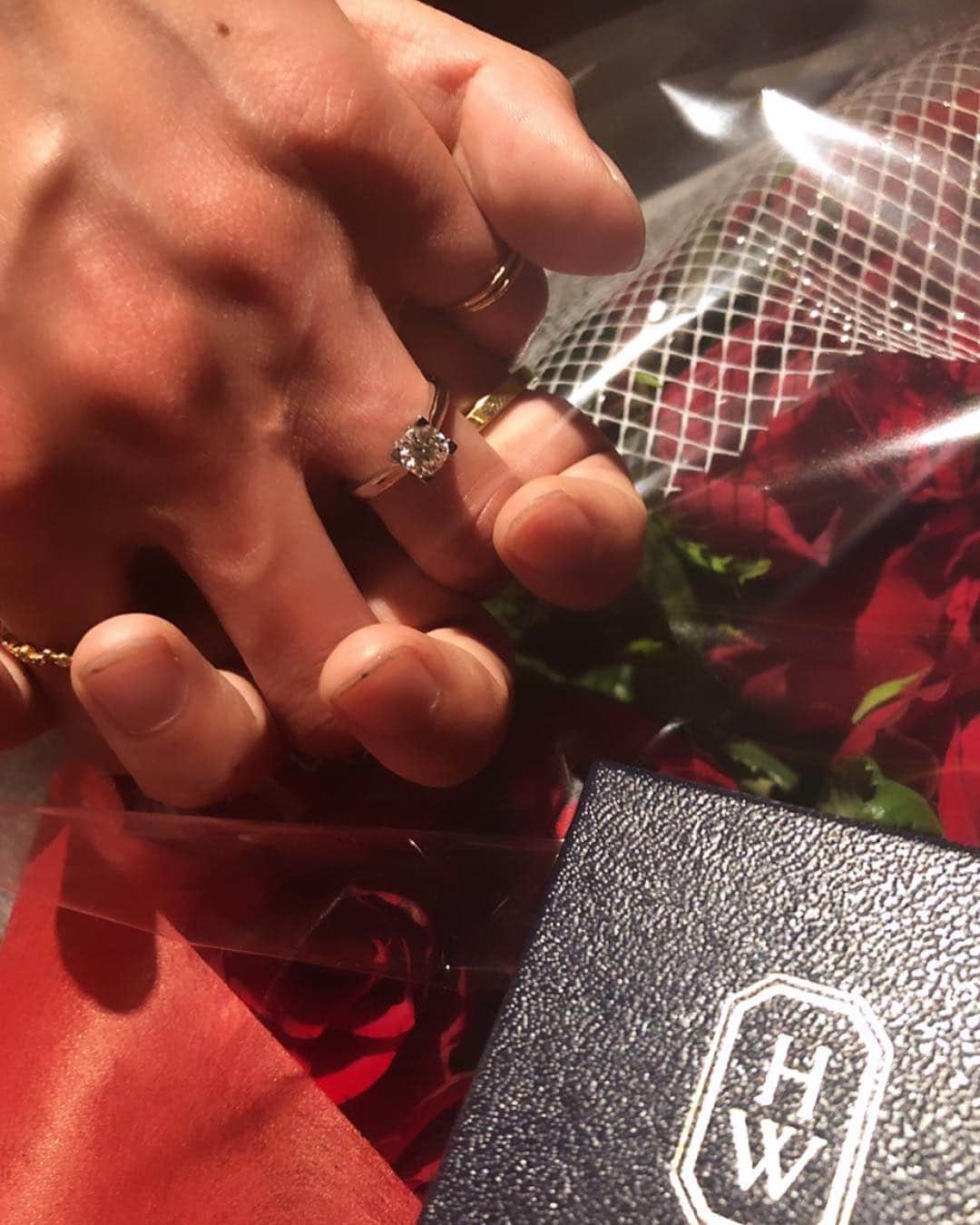 間宮梨花さんのインスタグラム写真 - (間宮梨花Instagram)「婚約指輪ゎ @harrywinston ❤️❤️❤️❤️ 一生宝物、、、🥺💕💕 全ての願いを叶えてくれました💕💕 #ハリーウィンストン  #harrywinston  #婚約指輪 #幸せ」3月25日 13時28分 - rika_aizawa0329