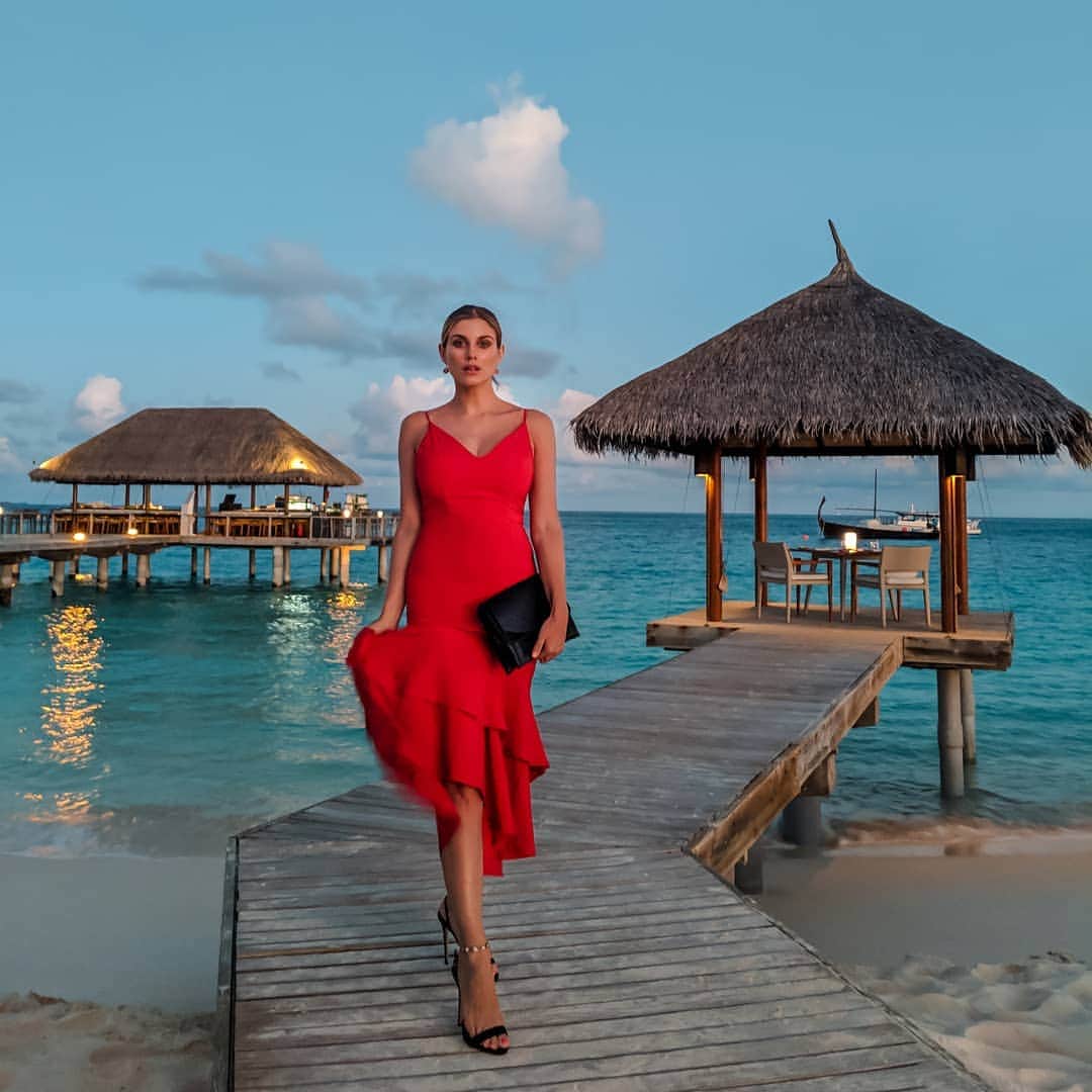 Ashley Jamesさんのインスタグラム写真 - (Ashley JamesInstagram)「Can I live here forever @velassarumaldives ? I think island life suits me. 🌴 Behind me on the left is the Tapenyaki restaurant, that was my favourite restaurant to eat here. But the place on the right was a pretty romantic setting for dinner watching the full moon. ❤️ #velassarumaldives #luxuryundressed #smallluxuryhotels #maldives #girlswhotravel」3月25日 13時31分 - ashleylouisejames
