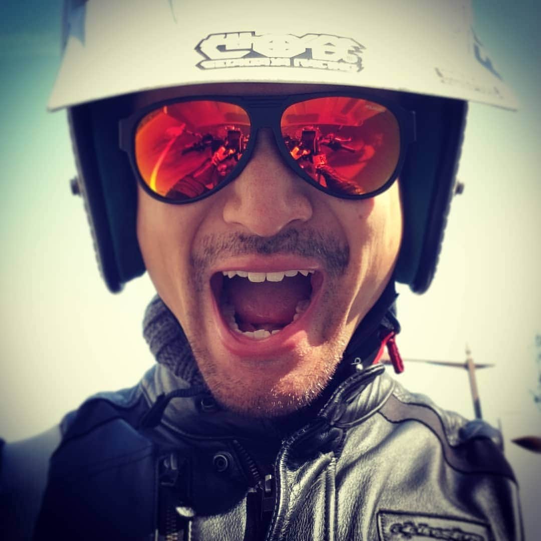 のインスタグラム：「【FASHION】 JET PILOTのサングラスは水面に浮くフレーム  ティアドロップでミラーレンズのため パリピ感がドドーンと出てしまうのがなんですが、日本人ぽい顔でなくて良かったとは思いました  母親に感謝しなくては  これが公道で、SR400に跨ってやっているので、周りはさぞ驚いたことでしょう  3月頭から仕事のゴールが冥王星級に遠いので、こうなりました  @jetpilotjapan #jetpilot #偏光レンズ #alpinestars #アルパインスターズの革ジャンの季節 #世田谷レーシング #motorcycle #Japan #mensmodel #japanesemensmodel #modeling #glass #sunglass #letherjacket #moto #spedamotor」