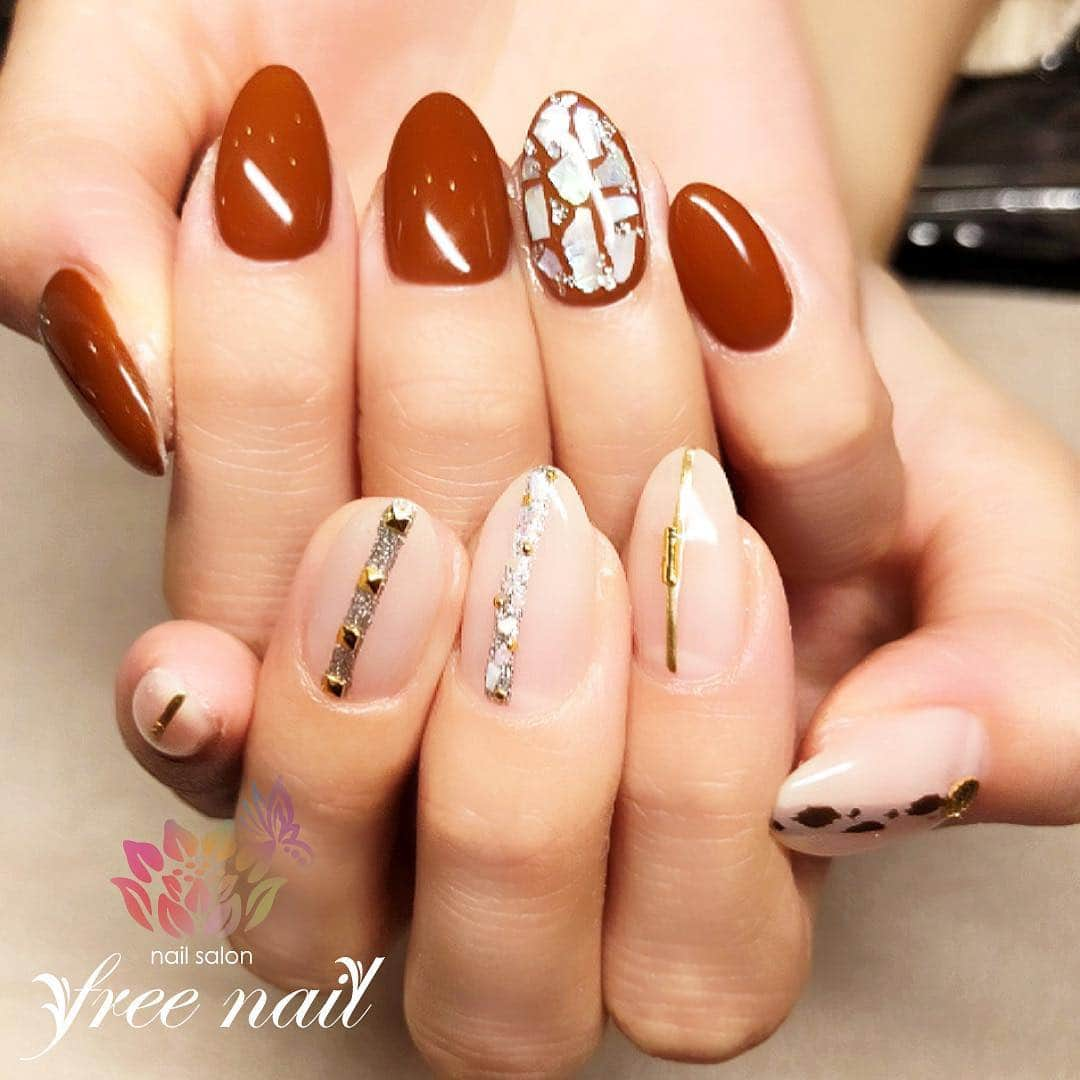 free nail フリーネイルさんのインスタグラム写真 - (free nail フリーネイルInstagram)「. お客様ネイル💅🏻👒✨ . アシンメトリーネイル⚛️✨ . シンプルに💠綺麗に✨ . ご来店ありがとうございました🙇🏻‍♀️🙇🏻‍♀️🙇🏻‍♀️💗 . #ネイル #フリーネイル #ネイルアート #ジェルネイル #ネイルサロン #大阪ネイルサロン #ネイルデザイン #ネイルチェンジ #アシンメトリーネイル #シェルネイル #銀箔ネイル #グリッターネイル #スタッズネイル #ブラウンネイル #ヌーディーカラーネイル #デザインネイル #シンプルネイル #トレンドネイル #こだわりネイル #春ネイル #スプリングネイル #美甲 #日式美甲 #springnails #nailsart #nailsalon #nailsdid #newnails #newnail #freenail」3月25日 13時32分 - freenail_jpn