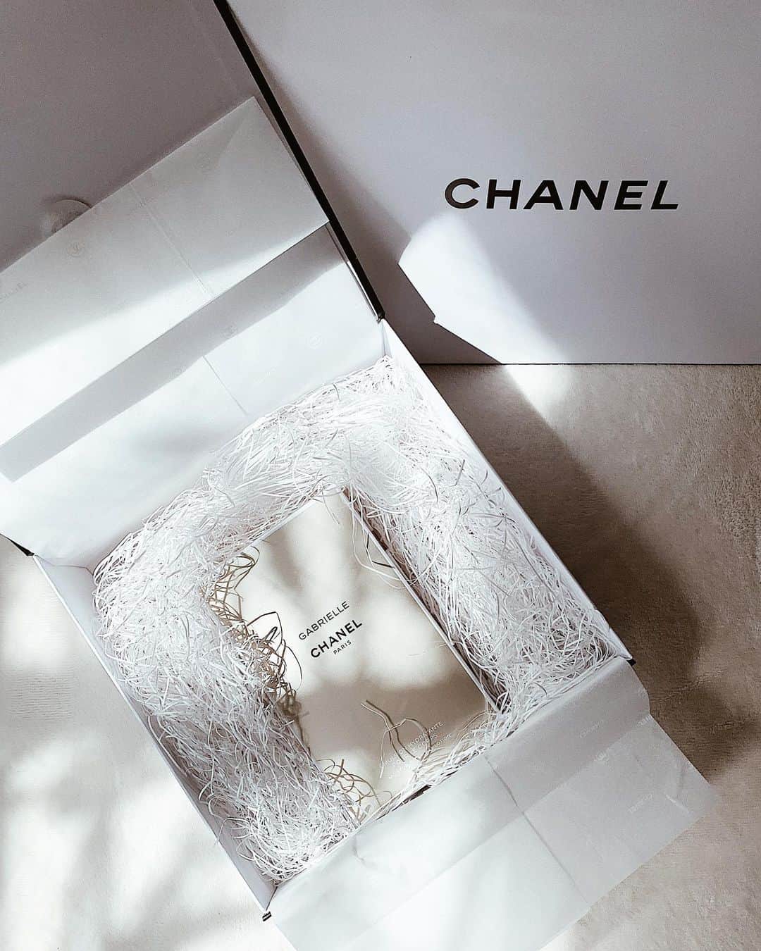 のインスタグラム：「バースデープレゼントでいずみちんから﻿ CHANELのボディークリームもらった❤︎﻿﻿ ﻿ ﻿ ラッピングがすでに可愛い🎁﻿ ﻿ パフュームはGABRIELLE﻿ ﻿ ﻿ すーーごく！いい香り♪﻿ ﻿﻿ありがとう @izumi_kira ❤︎ ﻿ ──────────────────────────﻿ ﻿ #bodycream #ボディクリーム  #perfume #東京 #tokyo #chanel #シャネル #gabrielle #ガブリエル #birthdaypresent #ny #ニューヨーク土産 #ありがとう」