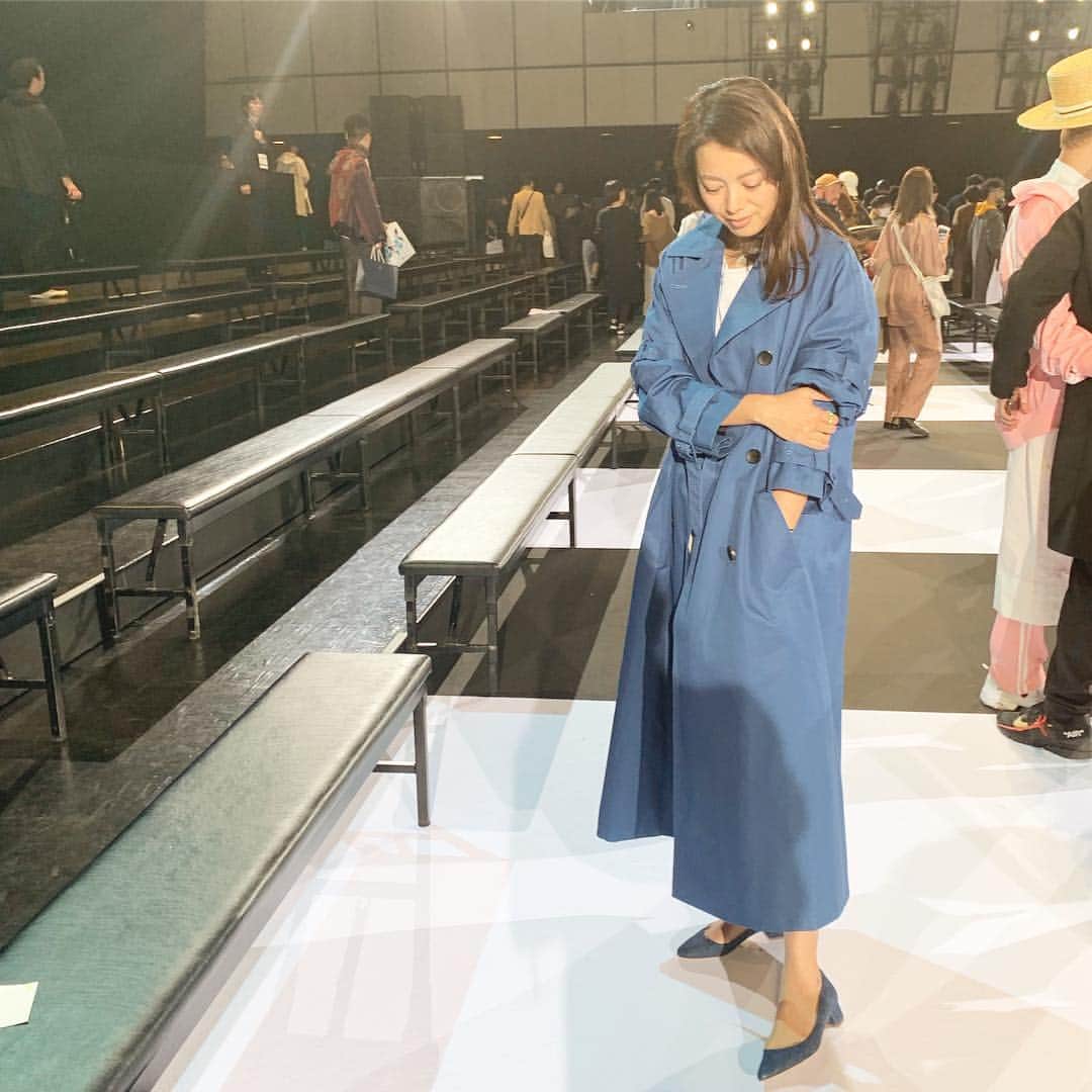 中林美和さんのインスタグラム写真 - (中林美和Instagram)「今の気分は 綺麗な色のボリューム感のたっぷりあるコート。 CINOHの服はベーシックの中に キャッチャーさもあるところが好き。 . ファッションショーもとっても素敵でした！ . #CINOH #amazonfashionweek  @cinoh_official」3月25日 13時40分 - miwanakabayashi
