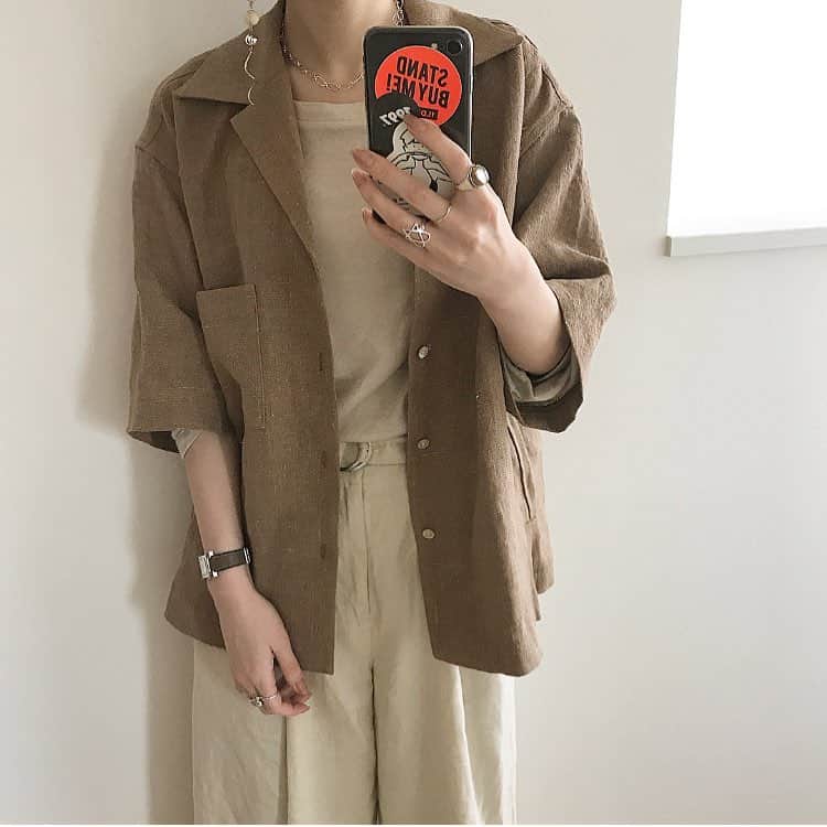 ukapiのインスタグラム：「. . 我慢できずに このシャツを初おろし。 ツボすぎて、一目惚れでした👩‍❤️‍💋‍👩 . . このピアスの1番下のパーツ失って、 ショックすぎてやばい🤯 . . #オーラリー #auralee #リネン #麻 #リネンシャツ #todayful #slobeiena」