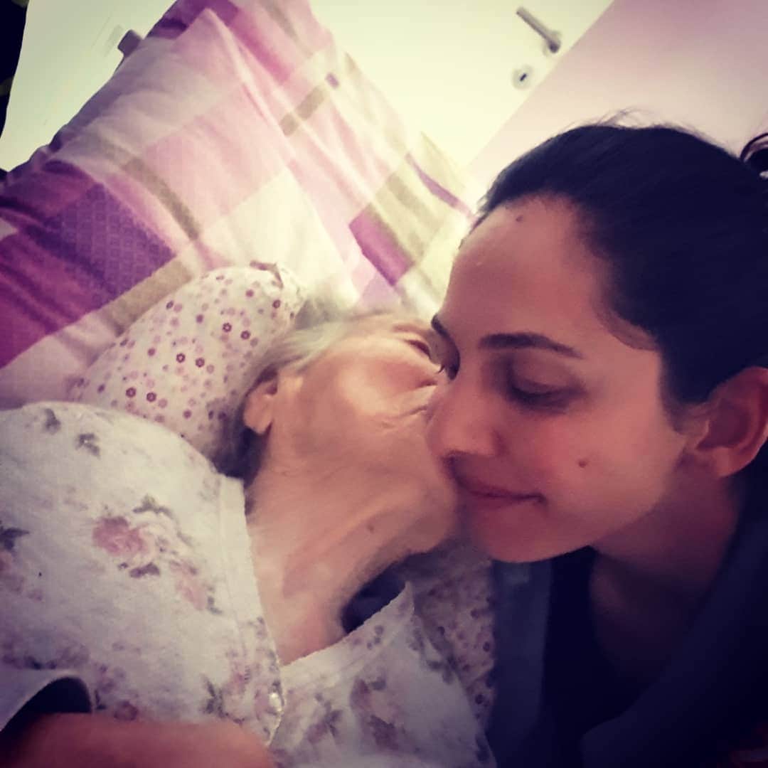 ギュルデニズ・オナルのインスタグラム：「Senin bir gülüşün, bir öpüşün dünyalara bedel❤  Insan bu hayatta baska ne ister ki... En güzel doğum günüm... #ananem」