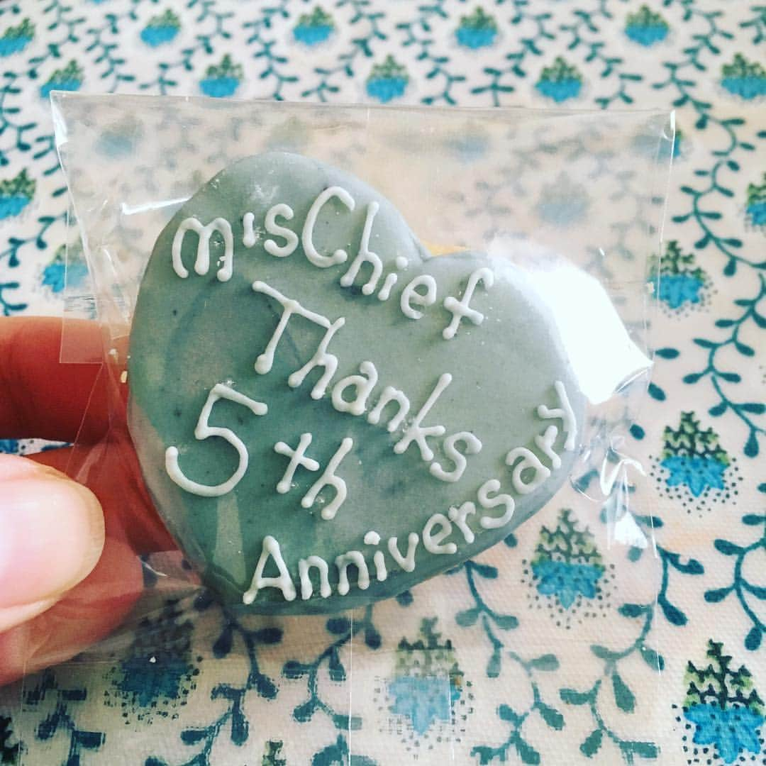 大湯みほさんのインスタグラム写真 - (大湯みほInstagram)「✨✨🕊✨✨🍳💕✨ #mischief さん ✨5 th ANNIVERSARY💗 おめでとうございます❣️ ・ @yurikamaeda 🎀からお誕生日にもらったエプロンが、あまりにもお気に入り過ぎて😍学芸大学のshopも遊びに行ってきましたぁ💕キュンキュンするデザインのエプロンが並んでて、早速イベントで着たいなぁ✨と思ったょ❣️デザイナーの彌野さん✨店主の辻田さん✨ありがとうございました😊また遊びに行かせていただきます！！✨ ・ #ミスチーフ #学芸大学 #anniversary #5周年 #おめでとうございます #エプロン  #fashion #design #cute  #アモリコ #amolico #kitchen #cooking #fashion #nukazuke #healthy #organic #japanesepickles #traditional #food」3月25日 14時06分 - nukazukemiho0320