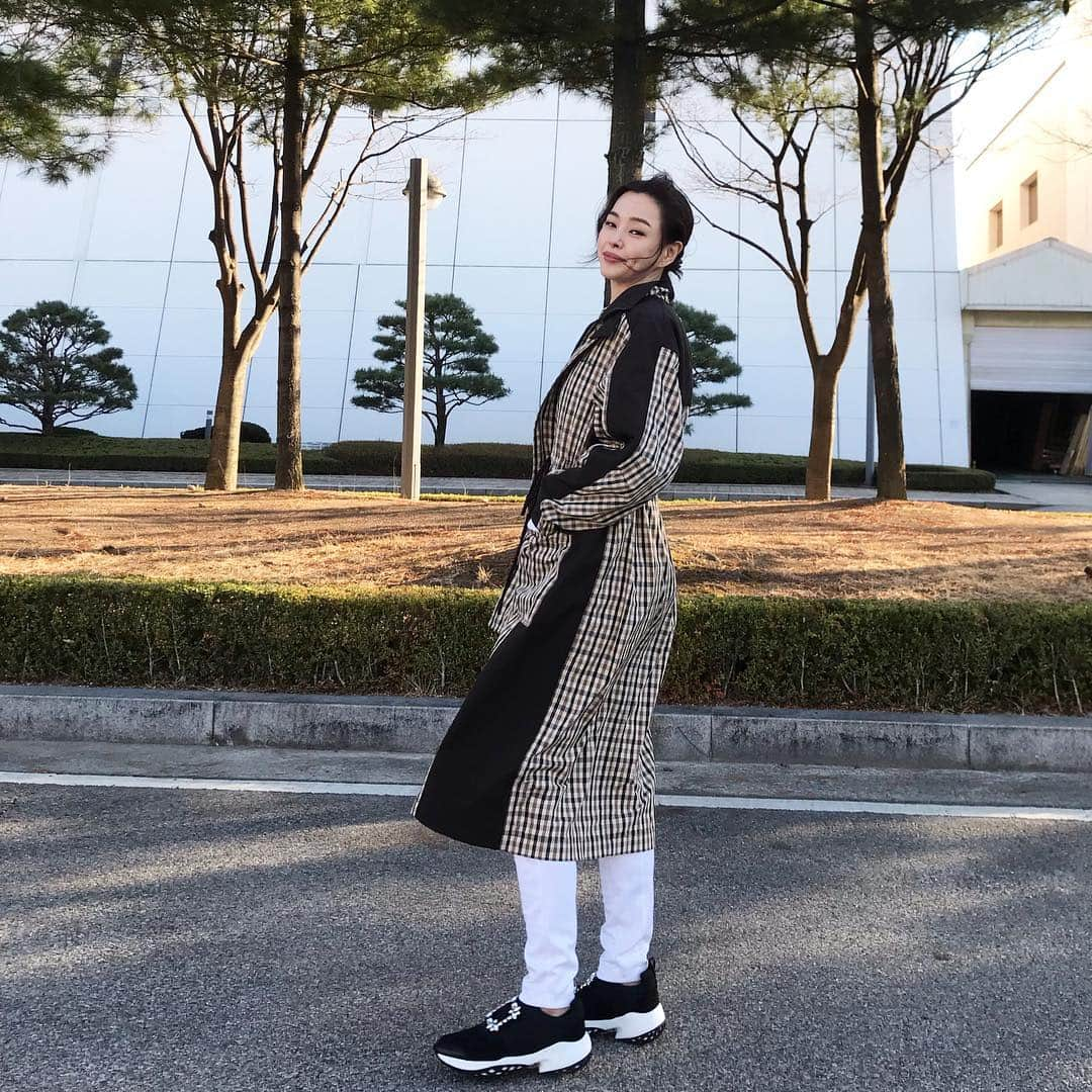 イ・ハニさんのインスタグラム写真 - (イ・ハニInstagram)「어찌 날이가는지도 모르게 콕박혀 촬영만 하는 요즘. 이렇게라도 광합성하니 좋으네요~ (Feat. 밥먹으러 가는길) . Good day! Smile!!! 😊❤️」3月25日 14時00分 - honey_lee32