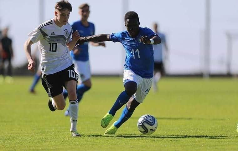 サッカーイタリア代表さんのインスタグラム写真 - (サッカーイタリア代表Instagram)「#Under16⚽️ Il palo nega la vittoria all’#Italia🇮🇹: finisce in parità la seconda amichevole con la Germania🇩🇪 . Ad aprile la squadra di Daniele Zoratto parteciperà dal 3 all’8 al torneo UEFA in Slovenia, mentre il 16 e il 18 giocherà una doppia gara in casa dell’Olanda . . #VivoAzzurro」3月26日 1時00分 - azzurri