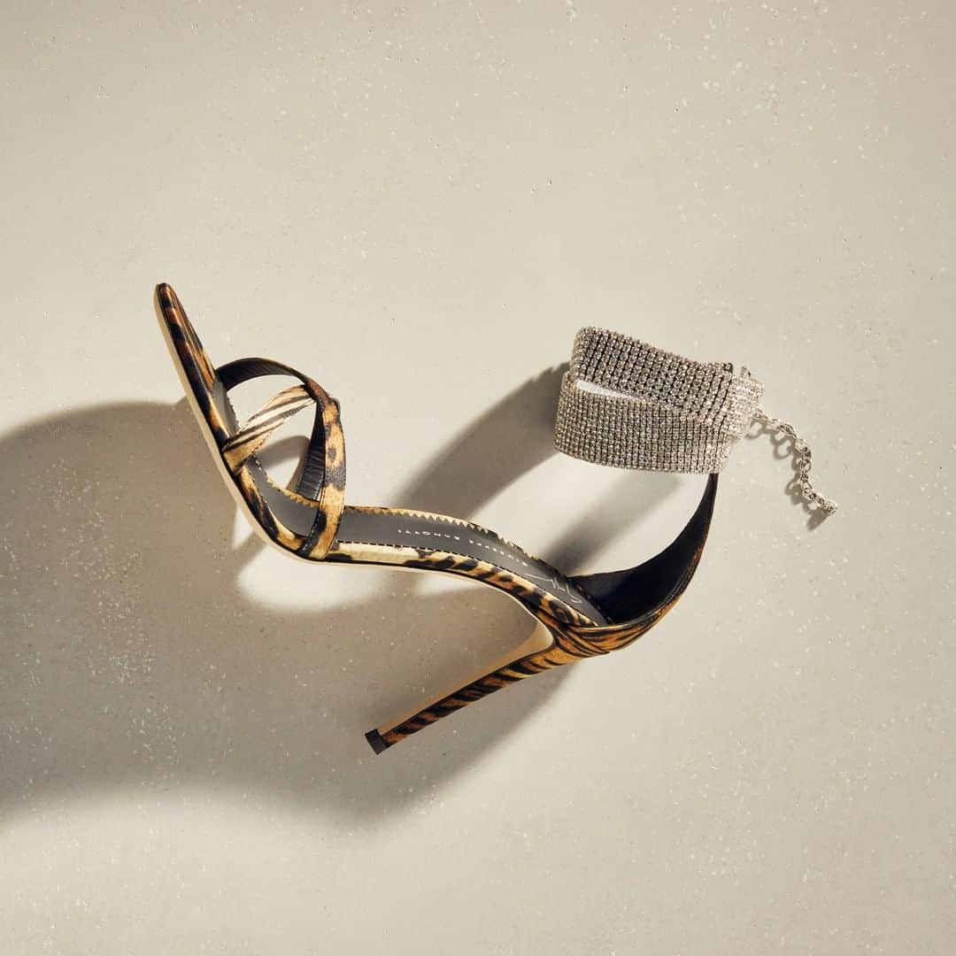 Giuseppe Zanotti Designさんのインスタグラム写真 - (Giuseppe Zanotti DesignInstagram)「Ankle candy. The JANELL—a streamlined leopard print sandal with a thick, crystal ankle cuff. #GiuseppeZanotti #GZSS19」3月26日 1時00分 - giuseppezanotti