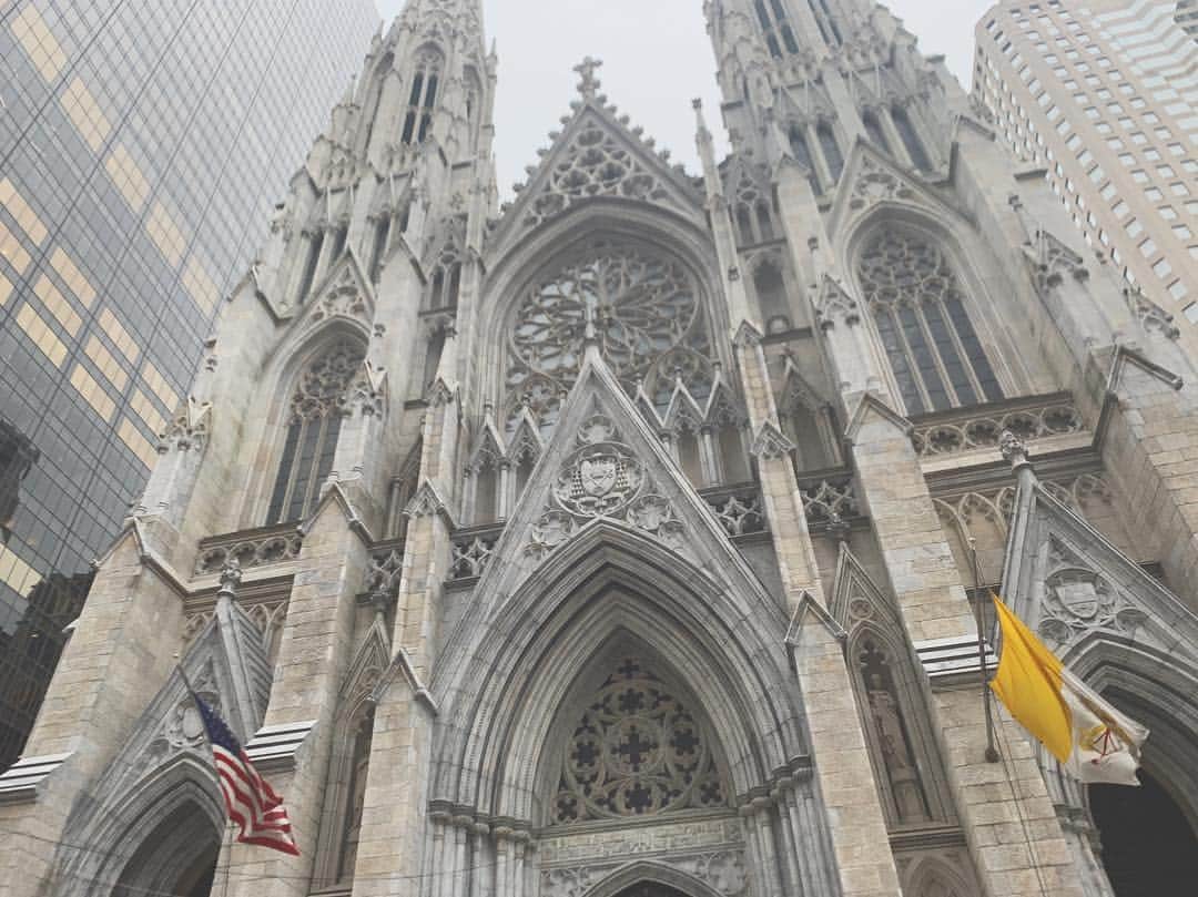 柳めぐみさんのインスタグラム写真 - (柳めぐみInstagram)「. . 200年の歴史のある教会⛪️ 綺麗✨✨ . #でかすぎて写真に収まらない #NY #ニューヨーク」3月26日 1時01分 - yanameguchan