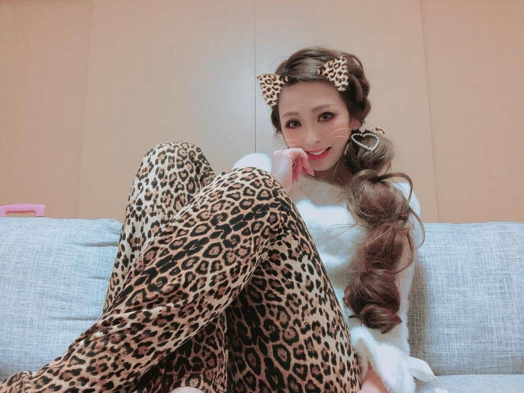 Fujikoさんのインスタグラム写真 - (FujikoInstagram)「おやすみにゃん🐱 . 明日は、十三シアターセブンにて、You tube番組「ありきたり」に生放送出演！ 観覧もできるし ミュージカルCOSMOSの脚本を書いた青木さんの番組で、 太陽さんもAllyちゃんもいるよ！ 楽しみだな〜 ライブもちらっとあるよ🥰✨ お時間ある方は是非🤩💕✨ . シアターセブンpresents  トークライブ型ネット番組 「ありきたり」ゲスト出演決定！ . ３月２６日 火曜  20:00〜22:00 会場 シアターセブン 十三 http://www.theater-seven.com/2018/ev_arikitari5.html . 観覧も出来ます👩🏼 Allyさんの手作りお菓子が食べれるそうです💁‍♀️✨ 是非遊びに来てください🐕✨🐾 . . #Fujiko #ありきたり #ミュージカルCOSMOS #Youtube #トーク番組 #絶対面白い」3月26日 0時54分 - fujikochan1023