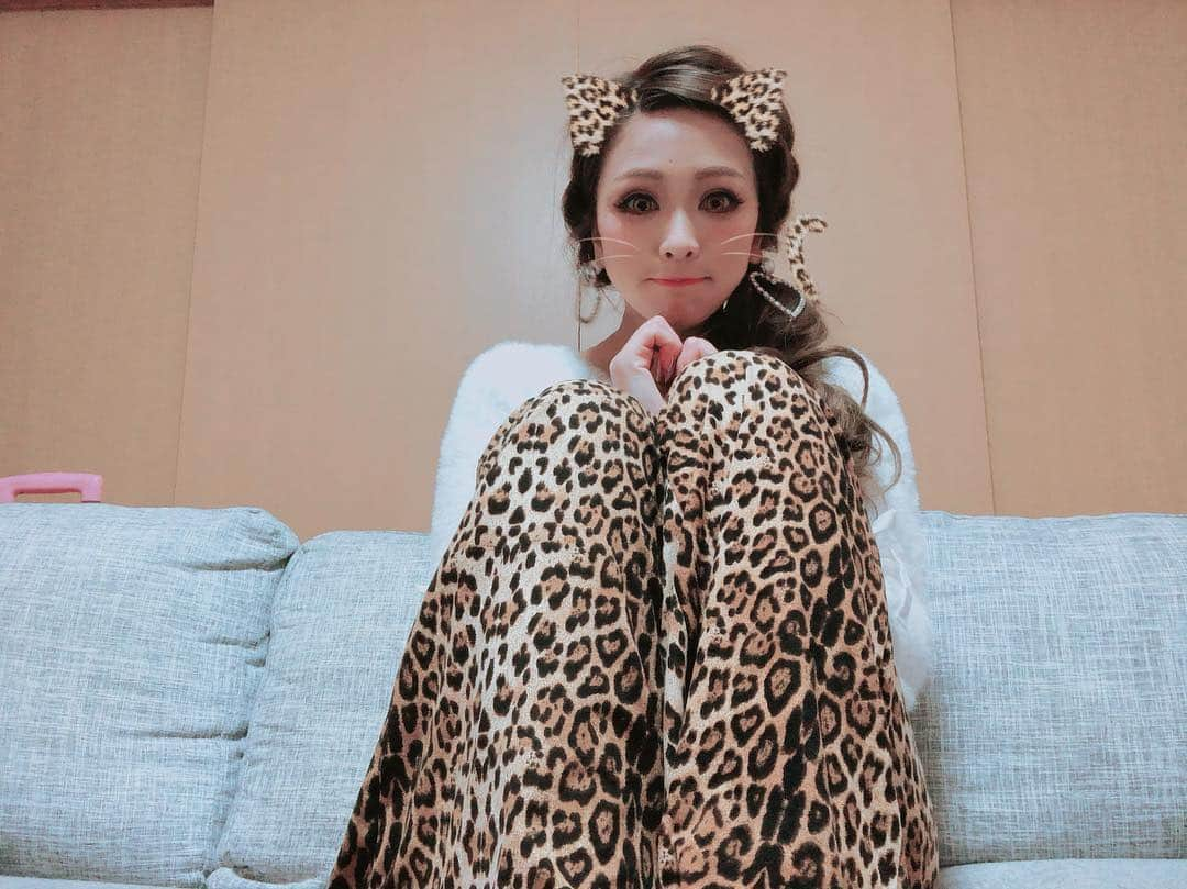 Fujikoさんのインスタグラム写真 - (FujikoInstagram)「おやすみにゃん🐱 . 明日は、十三シアターセブンにて、You tube番組「ありきたり」に生放送出演！ 観覧もできるし ミュージカルCOSMOSの脚本を書いた青木さんの番組で、 太陽さんもAllyちゃんもいるよ！ 楽しみだな〜 ライブもちらっとあるよ🥰✨ お時間ある方は是非🤩💕✨ . シアターセブンpresents  トークライブ型ネット番組 「ありきたり」ゲスト出演決定！ . ３月２６日 火曜  20:00〜22:00 会場 シアターセブン 十三 http://www.theater-seven.com/2018/ev_arikitari5.html . 観覧も出来ます👩🏼 Allyさんの手作りお菓子が食べれるそうです💁‍♀️✨ 是非遊びに来てください🐕✨🐾 . . #Fujiko #ありきたり #ミュージカルCOSMOS #Youtube #トーク番組 #絶対面白い」3月26日 0時54分 - fujikochan1023