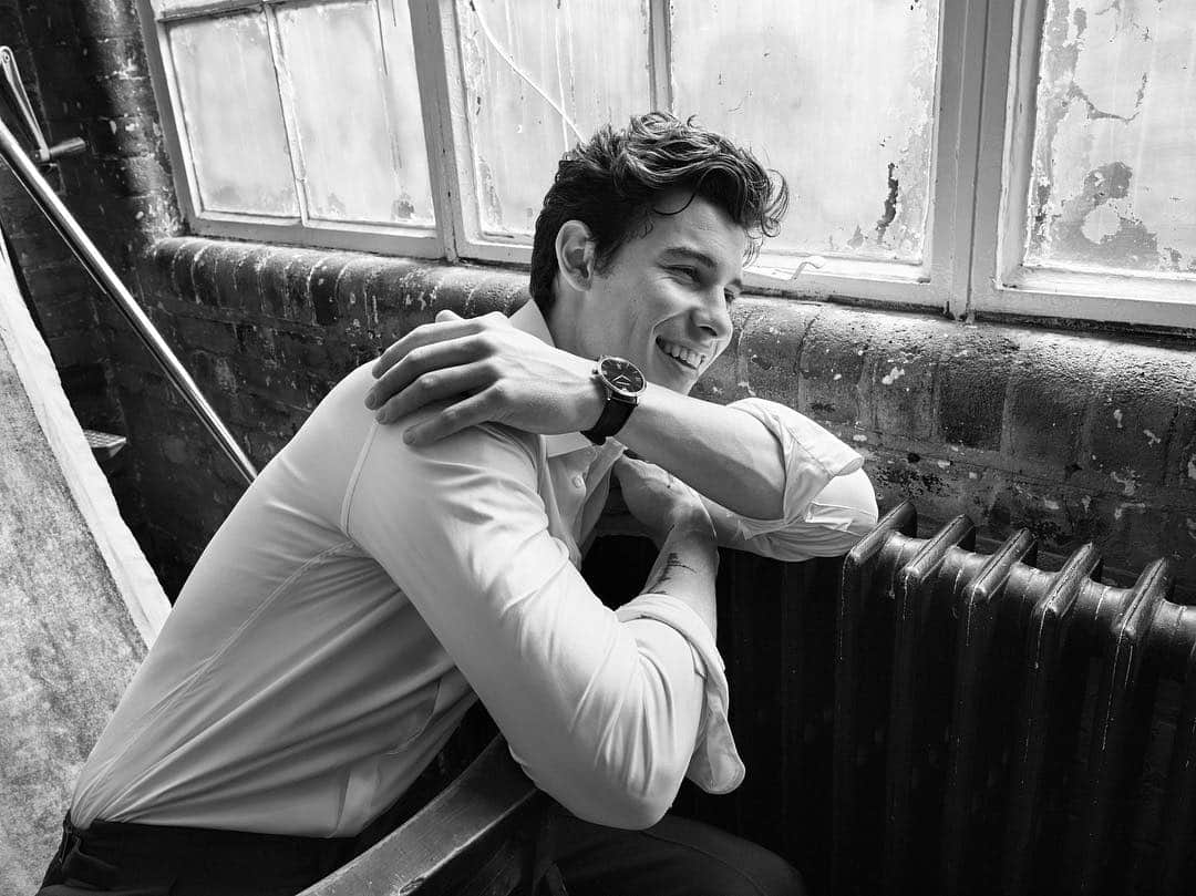 Armani Officialさんのインスタグラム写真 - (Armani OfficialInstagram)「A Classic dress watch to suit any occasion and any man @shawnmendes #EAwatches」3月26日 0時55分 - emporioarmani