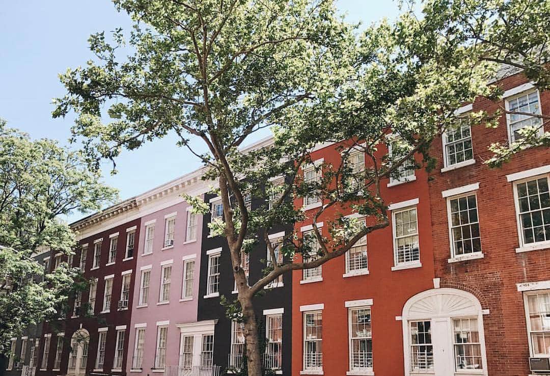 のインスタグラム：「A row or colorful townhouses on MacDougal Street in Greenwich Village, captured by @nan.philip  #bondno9 #bondno9ny #newyork #newyorkcity #greenwichvillage #fragrance #perfume #love」