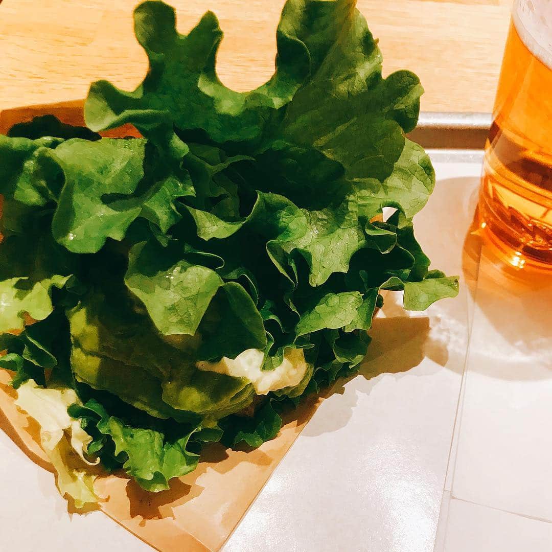森野光晴のインスタグラム：「炭水化物抑えてても食べられるハンバーガー屋って良いよね。 #チキンアボカドサラダバーガー」