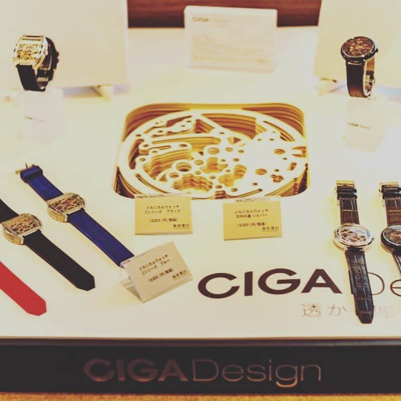 段文凝さんのインスタグラム写真 - (段文凝Instagram)「たまに男性用の大きな時計⌚️をつけてみたくなる…😜カッコいいじゃん！  #CIGA Design #腕時計」3月25日 23時29分 - duan_wen_ning