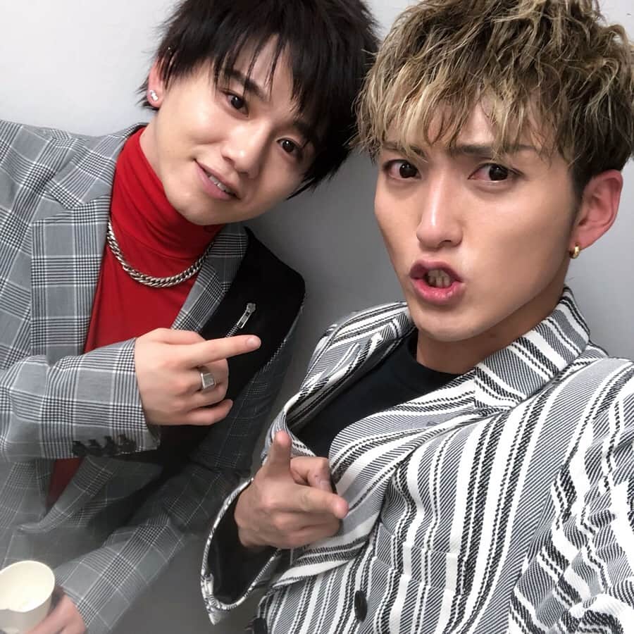 のインスタグラム：「今日共演した #da_ice の #想太 くん #SIRUP さんと #flowback の #MARK くん！！ 想太くんまたダーツ行きましょ！！楽しみにしてます！ SIRUPさん！今度LIVE絶対行きます！！ MARKくんまたご飯行ったり飲みいったりしよー！！ 連絡する！  今日も最高に楽しかった！！」